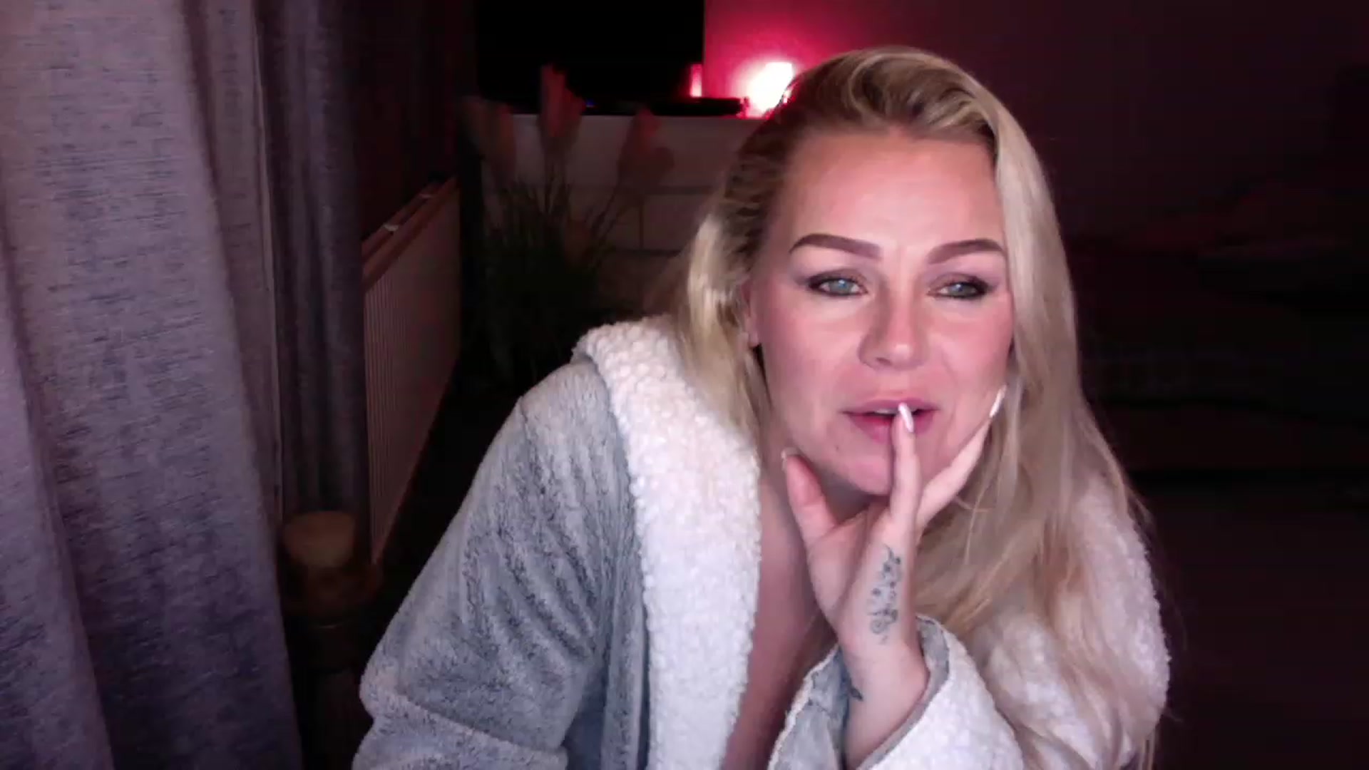 Gallery image thumbnail from LaraLaughs's myfreecams stream on, 11/23/2022, 24:20 image 17 of 20