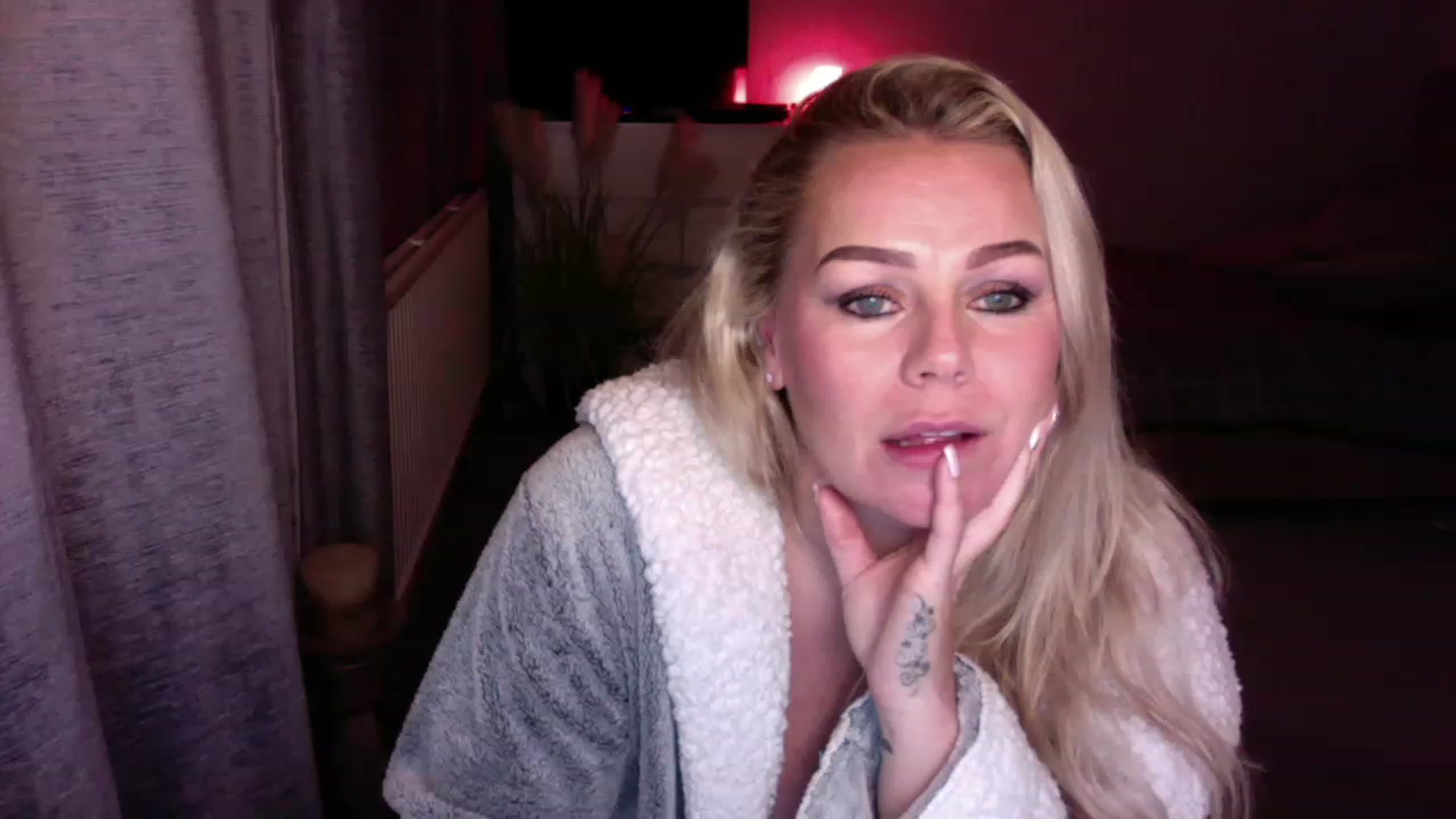 Gallery image thumbnail from LaraLaughs's myfreecams stream on, 11/23/2022, 24:20 image 15 of 20