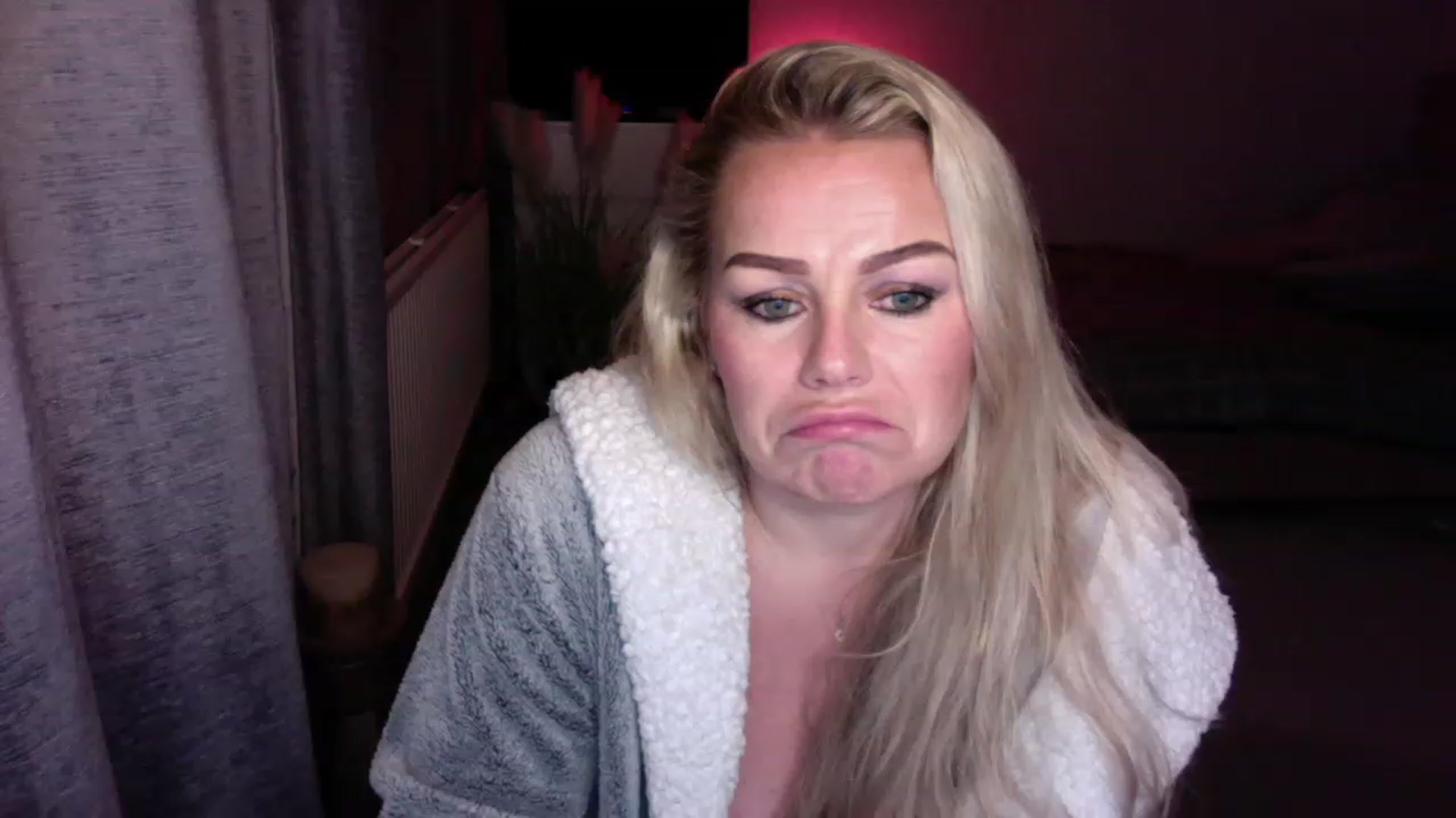 Gallery image thumbnail from LaraLaughs's myfreecams stream on, 11/23/2022, 24:20 image 19 of 20