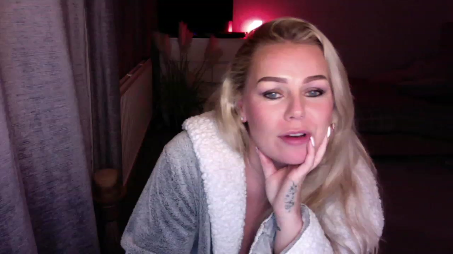 Gallery image thumbnail from LaraLaughs's myfreecams stream on, 11/23/2022, 24:20 image 16 of 20