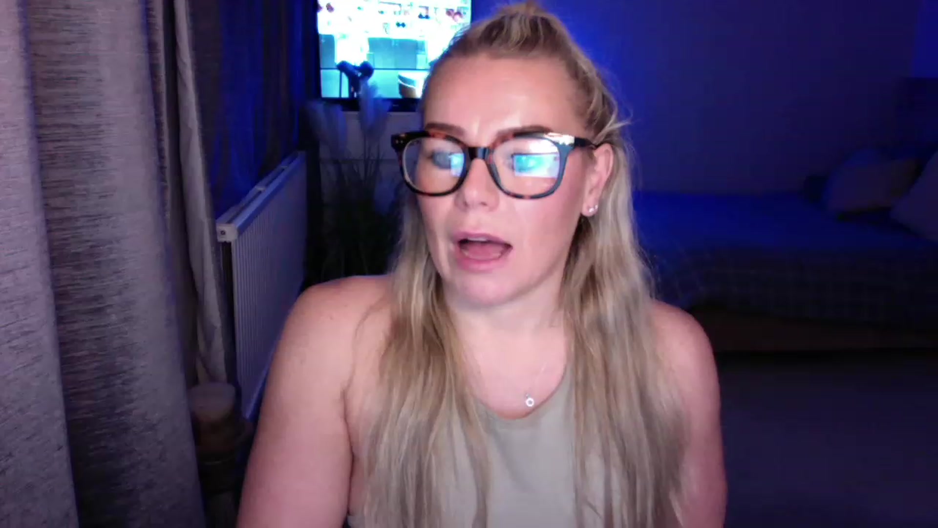 Gallery image thumbnail from LaraLaughs's myfreecams stream on, 11/23/2022, 21:56 image 2 of 20