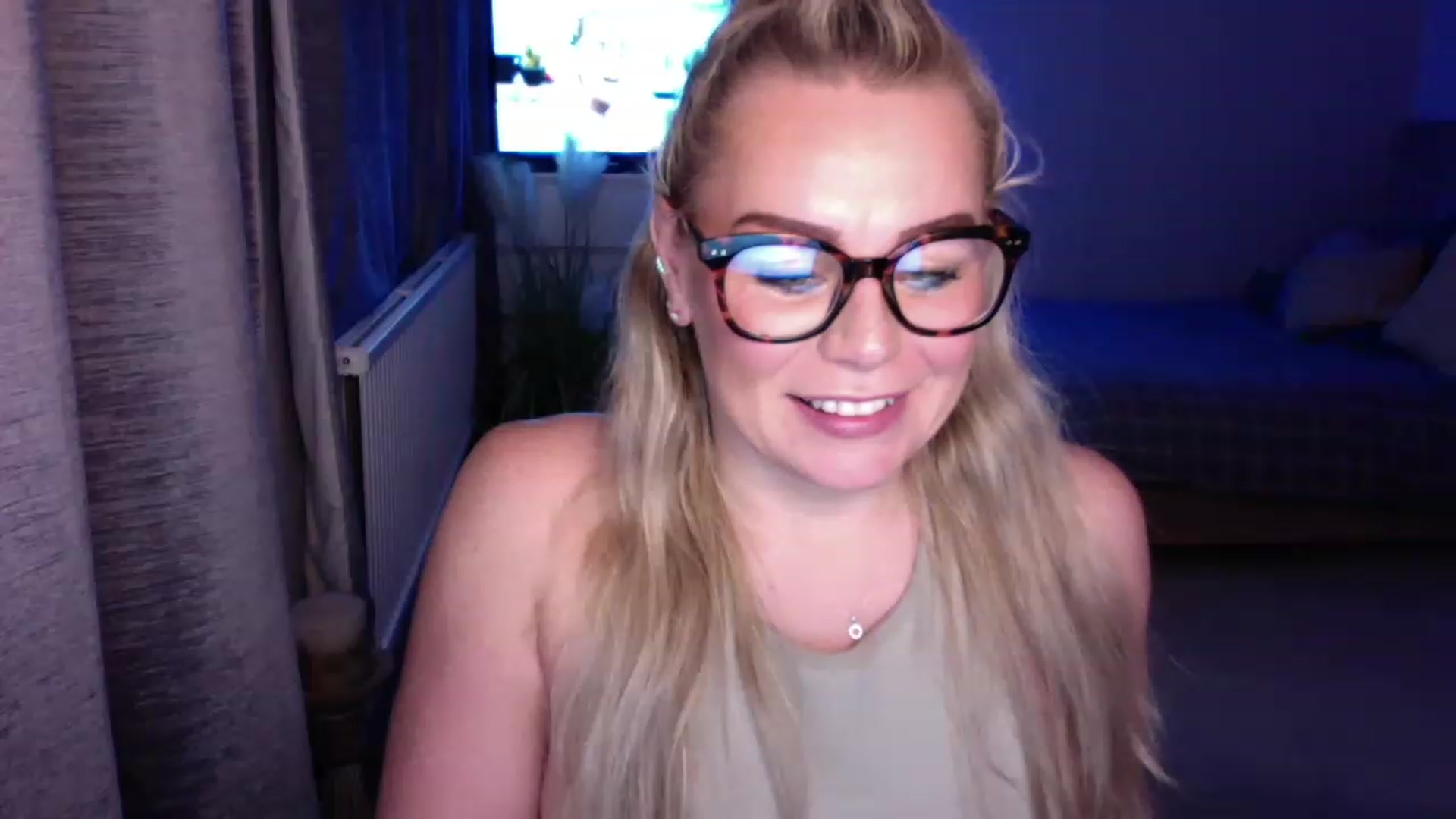 Gallery image thumbnail from LaraLaughs's myfreecams stream on, 11/23/2022, 21:56 image 3 of 20