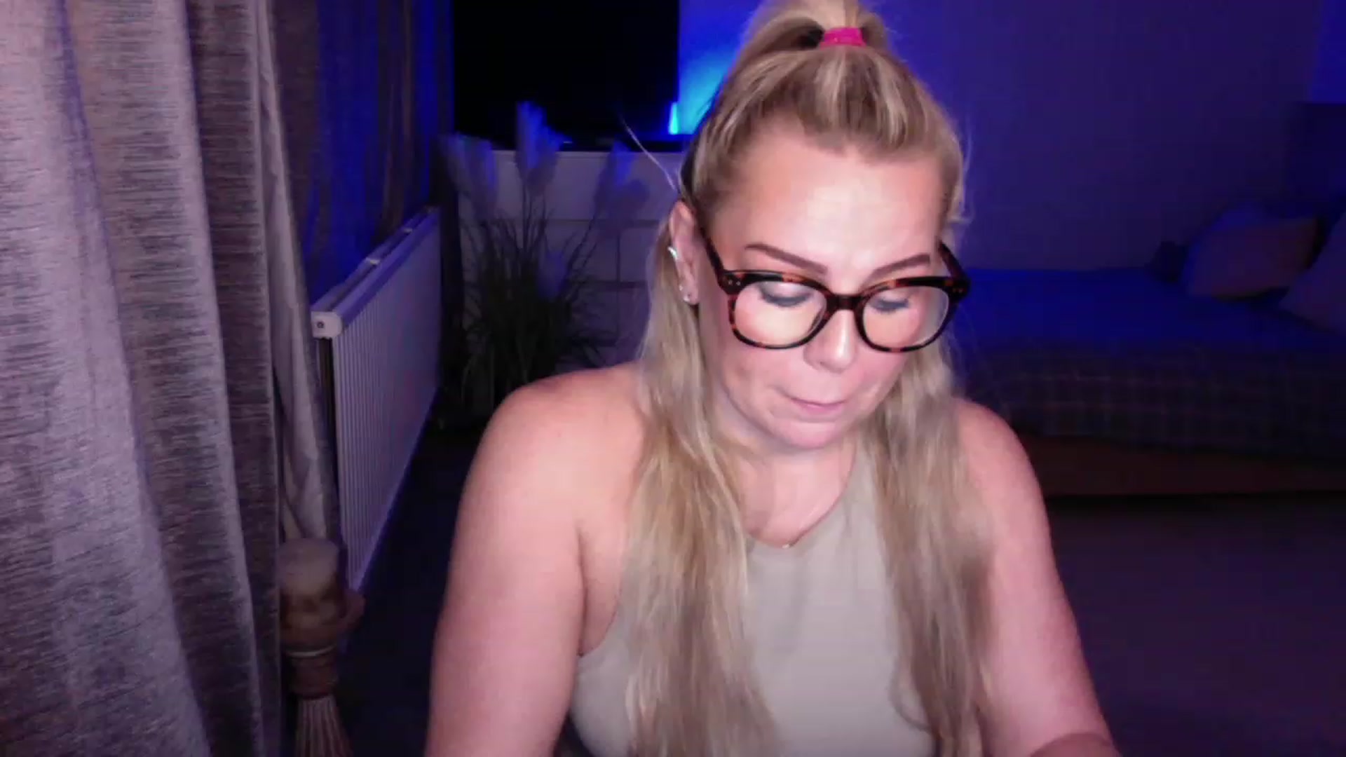Gallery image thumbnail from LaraLaughs's myfreecams stream on, 11/23/2022, 22:30 image 3 of 20