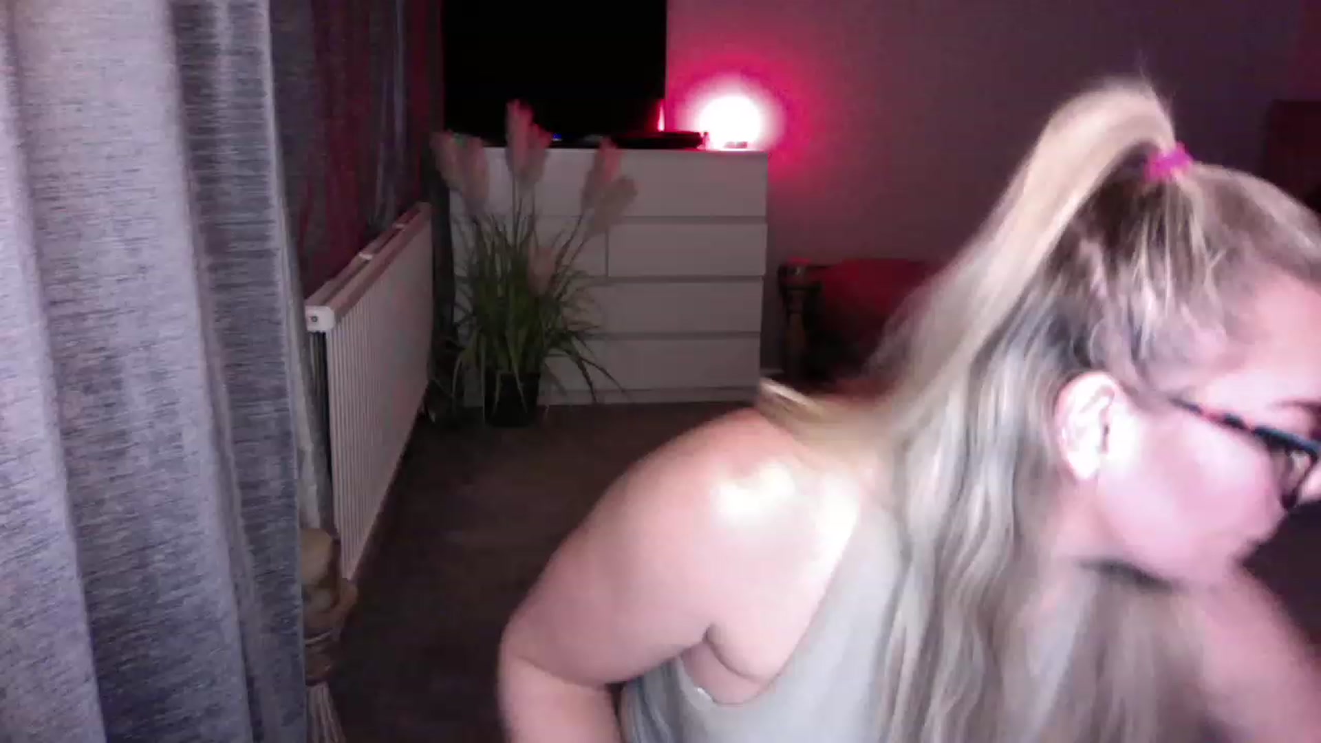 Gallery image thumbnail from LaraLaughs's myfreecams stream on, 11/23/2022, 22:30 image 14 of 20