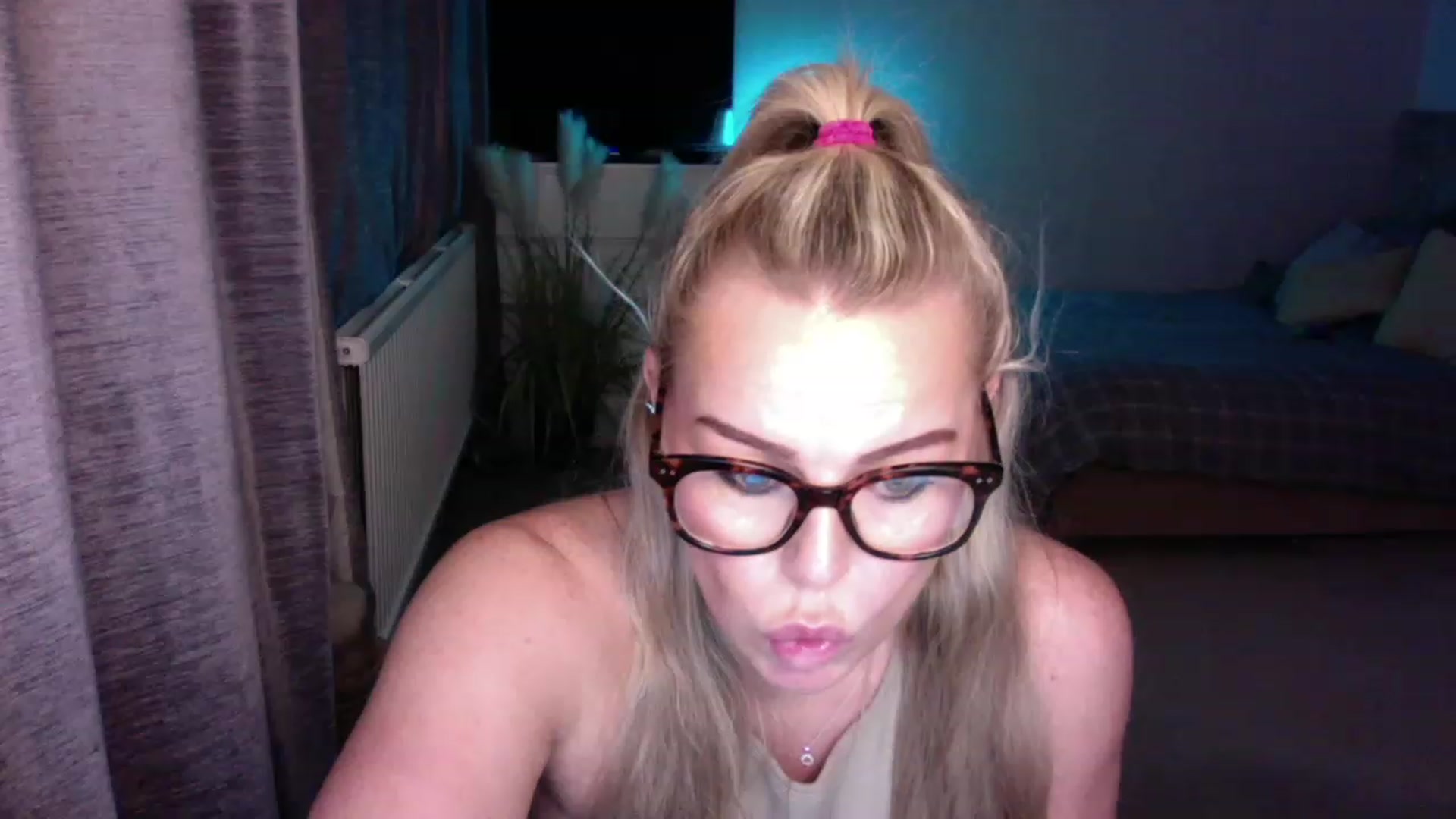 Gallery image thumbnail from LaraLaughs's myfreecams stream on, 11/23/2022, 22:30 image 13 of 20
