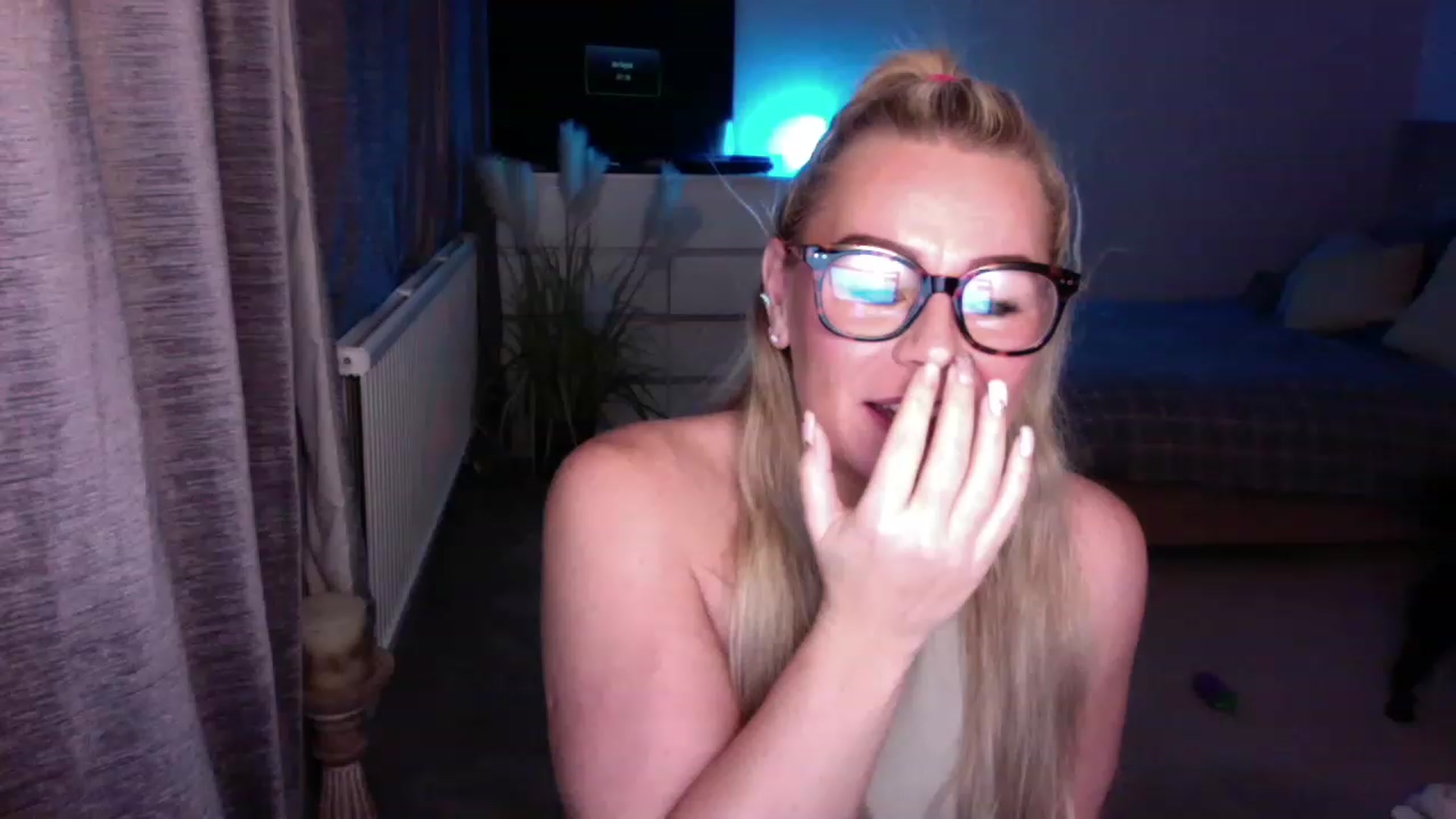 Gallery image thumbnail from LaraLaughs's myfreecams stream on, 11/23/2022, 22:30 image 1 of 20