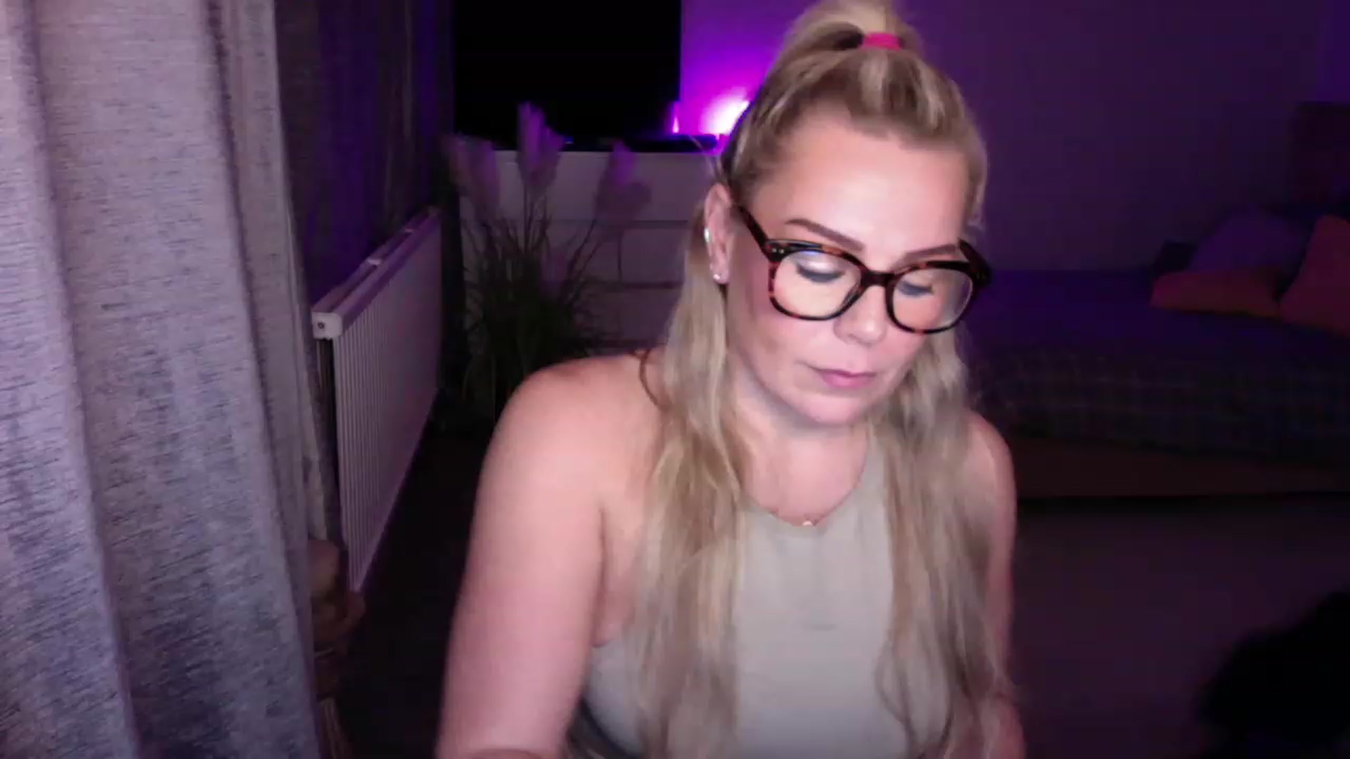Gallery image thumbnail from LaraLaughs's myfreecams stream on, 11/23/2022, 22:30 image 19 of 20