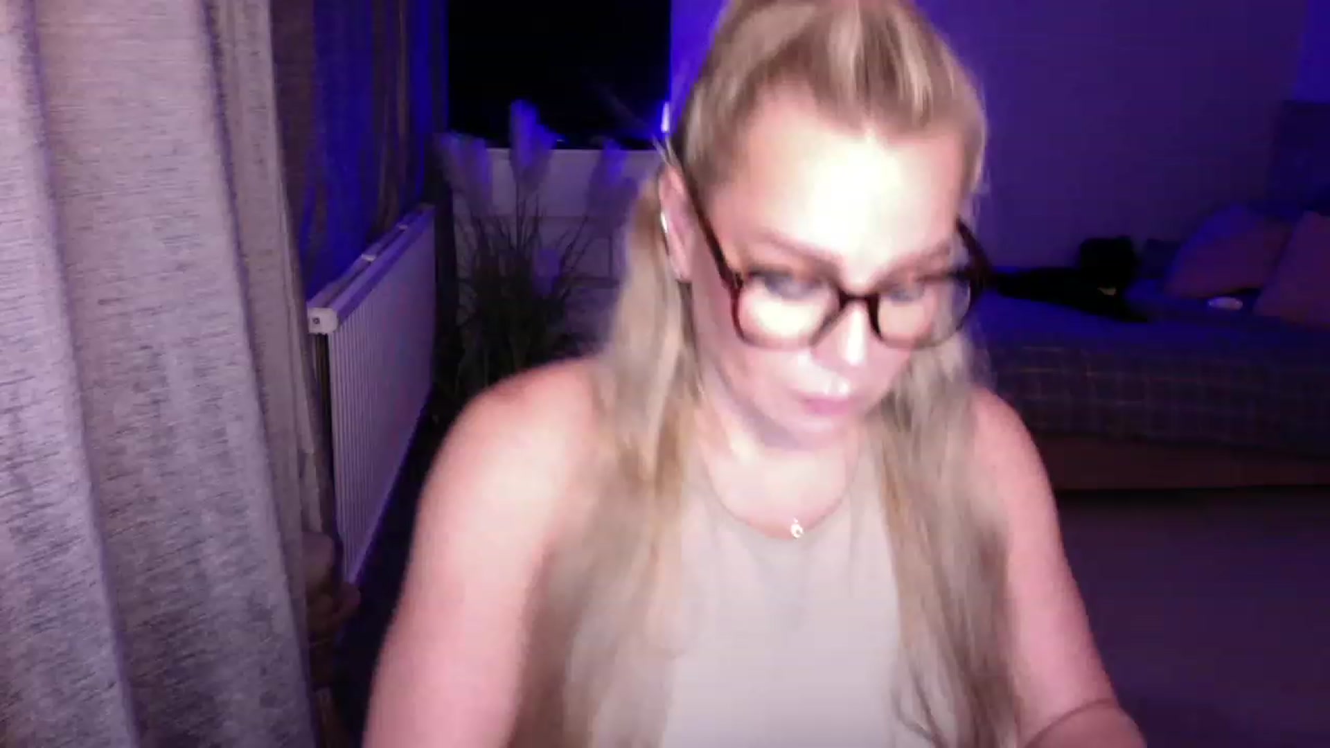 Gallery image thumbnail from LaraLaughs's myfreecams stream on, 11/23/2022, 22:30 image 17 of 20