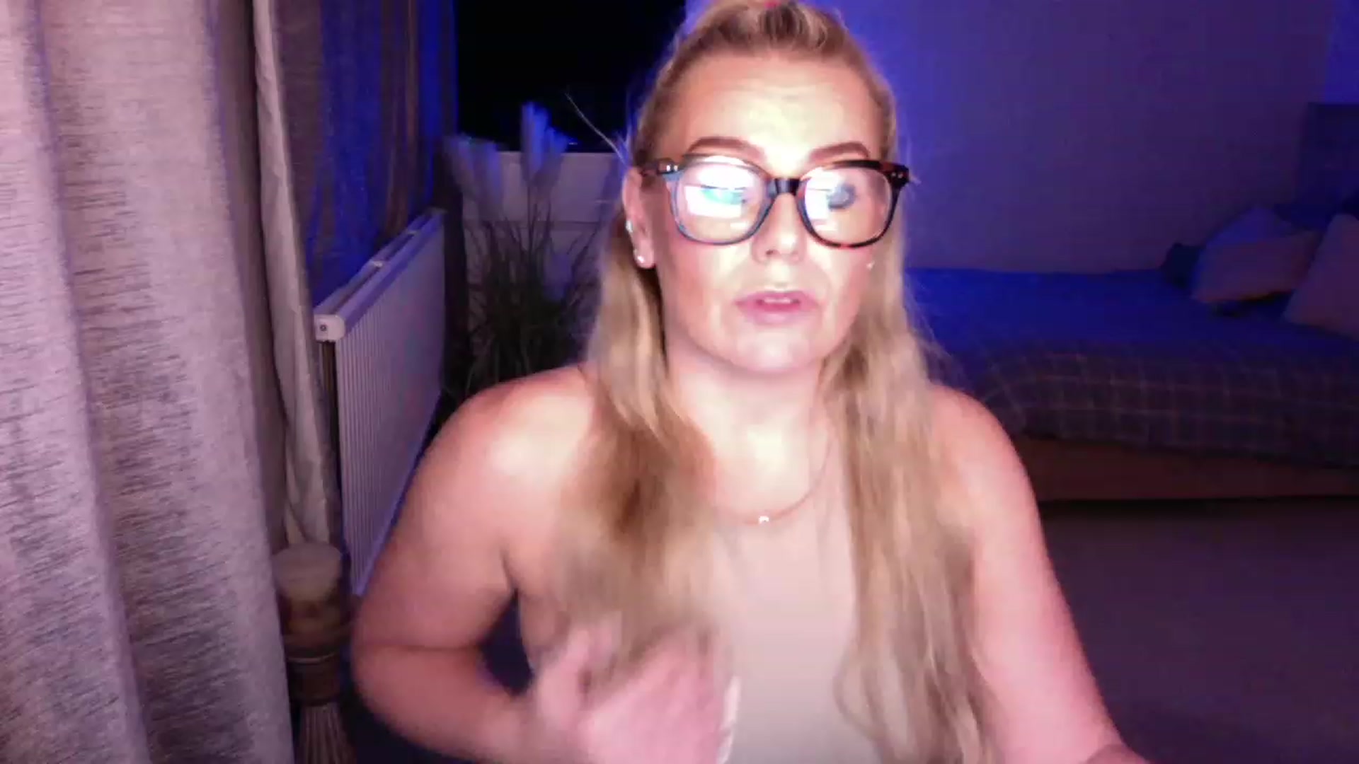 Gallery image thumbnail from LaraLaughs's myfreecams stream on, 11/23/2022, 22:30 image 15 of 20