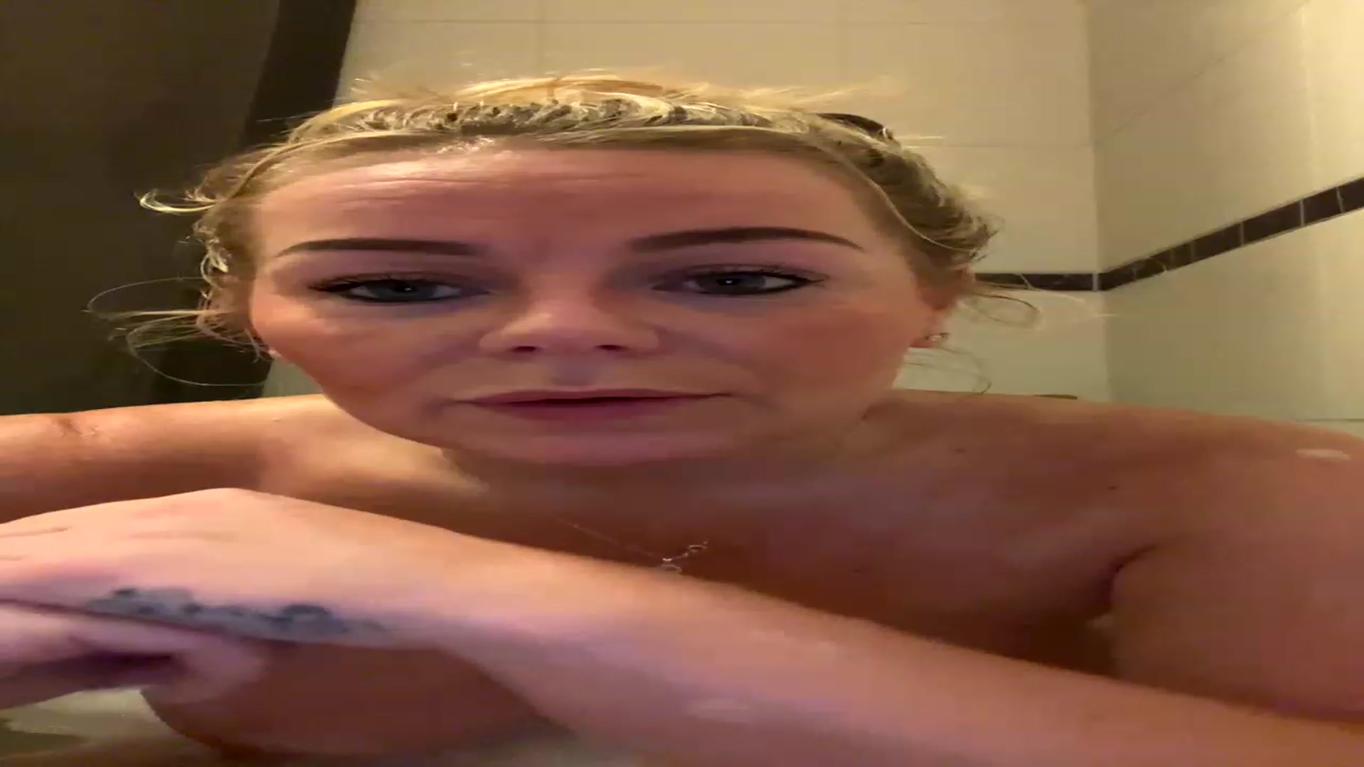 Gallery image thumbnail from LaraLaughs's myfreecams stream on, 11/24/2022, 20:07 image 14 of 20
