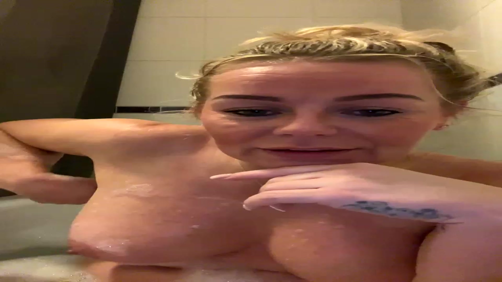 Gallery image thumbnail from LaraLaughs's myfreecams stream on, 11/24/2022, 20:07 image 17 of 20