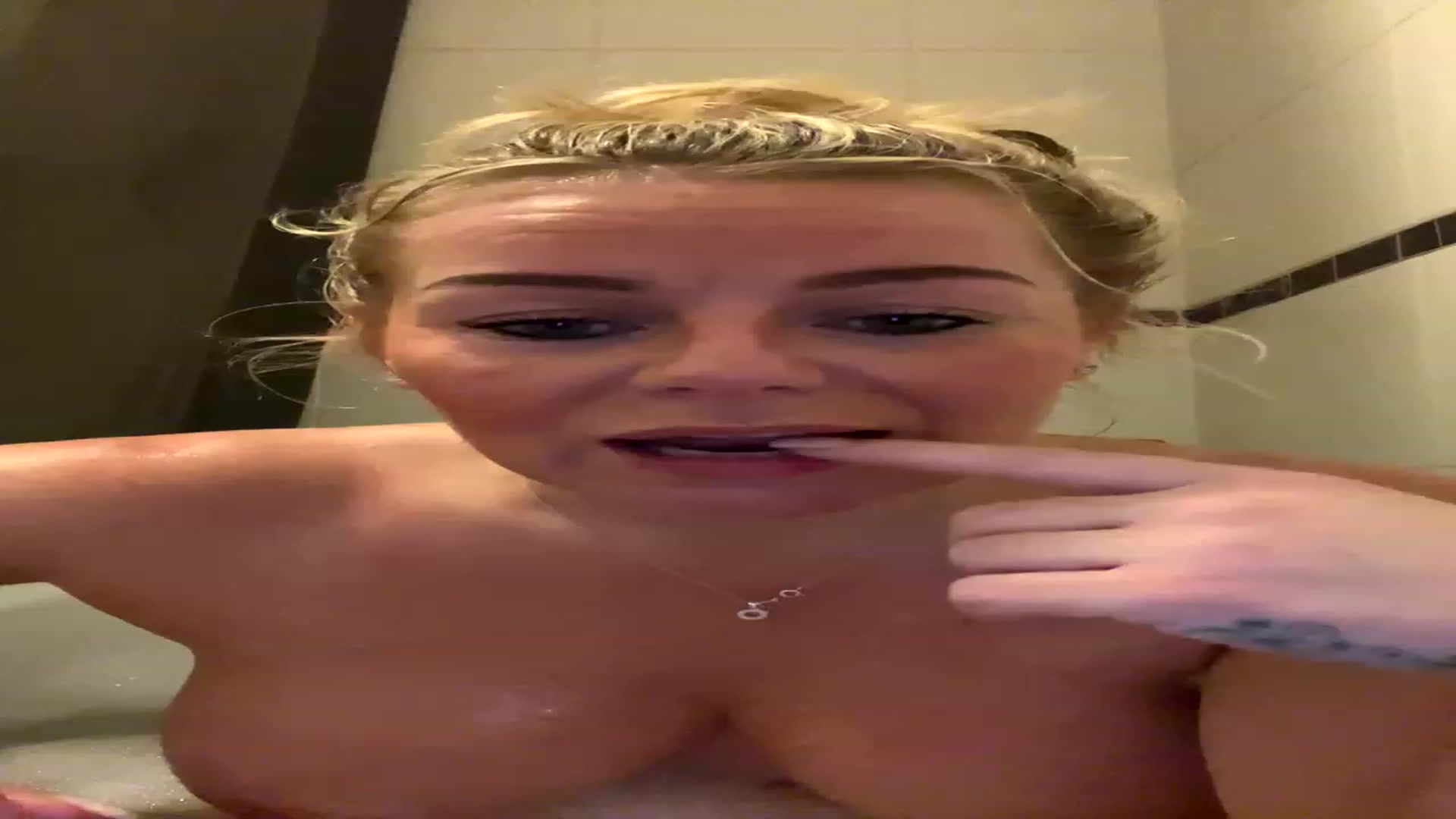 Gallery image thumbnail from LaraLaughs's myfreecams stream on, 11/24/2022, 20:07 image 16 of 20