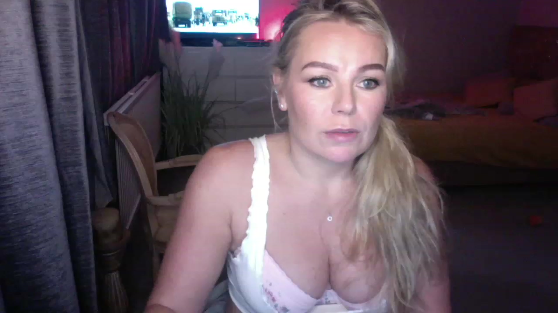 Gallery image thumbnail from LaraLaughs's myfreecams stream on, 11/27/2022, 22:12 image 17 of 20