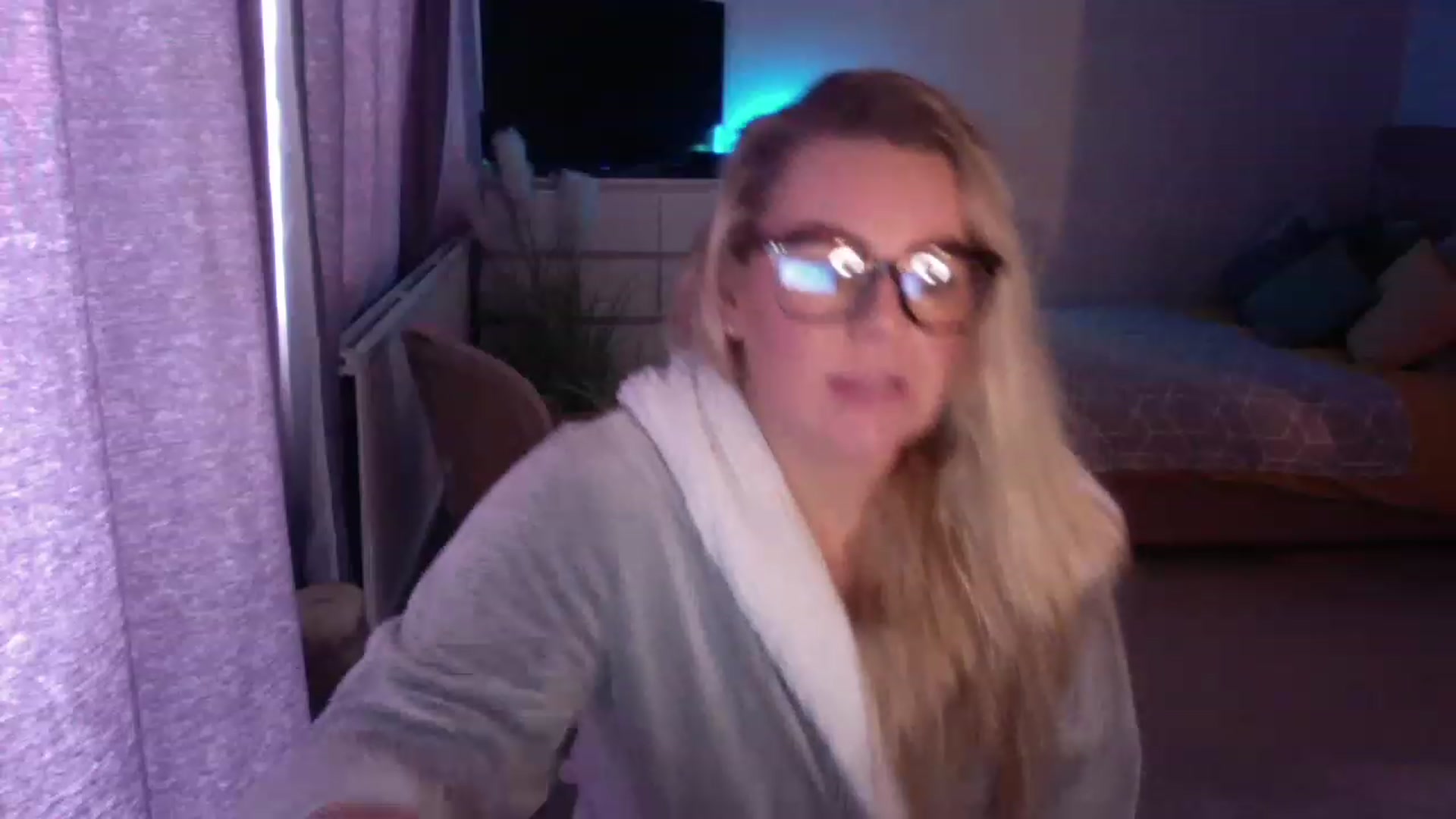 Gallery image thumbnail from LaraLaughs's myfreecams stream on, 12/05/2022, 11:20 image 10 of 20