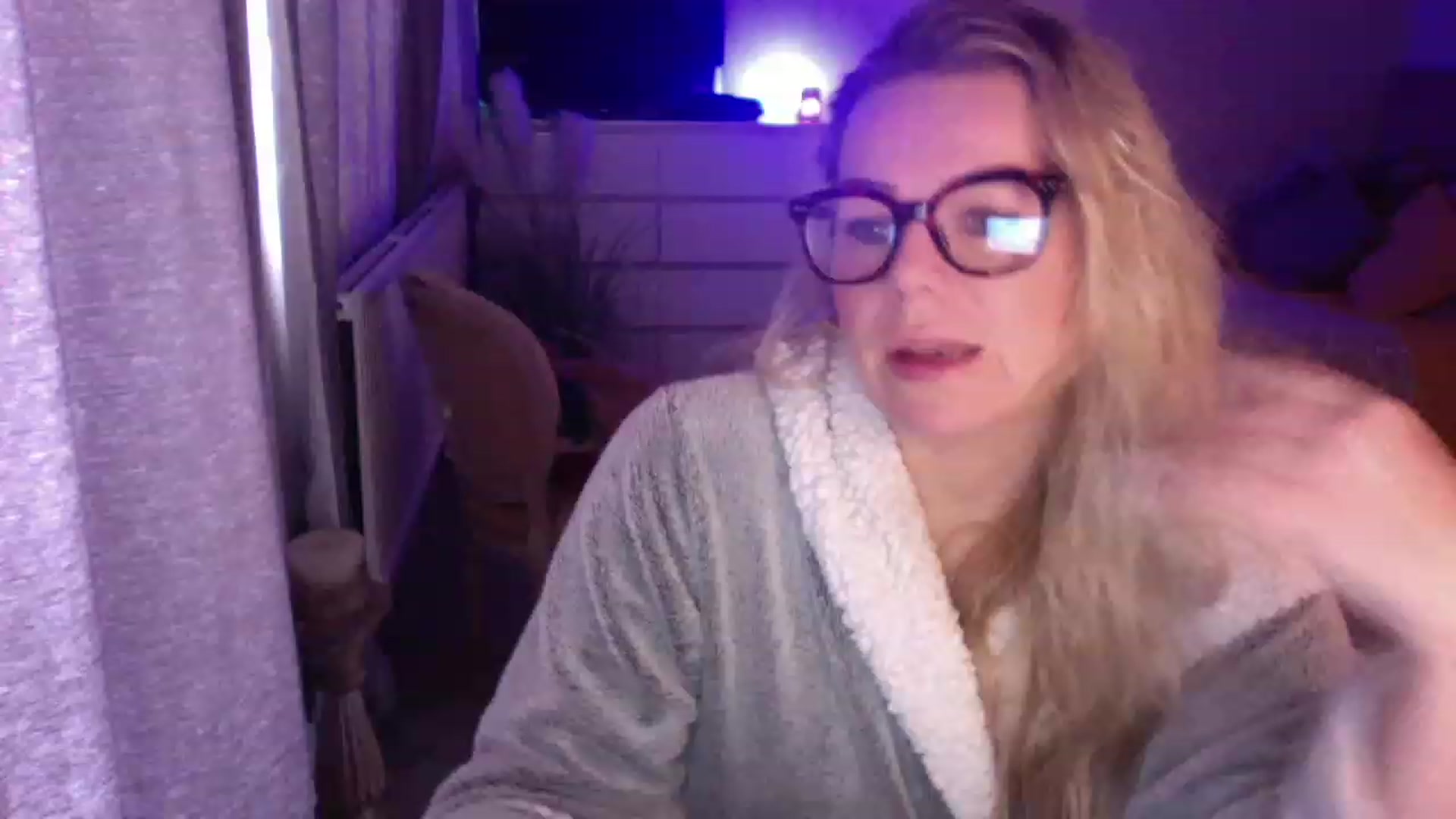 Gallery image thumbnail from LaraLaughs's myfreecams stream on, 12/05/2022, 11:20 image 1 of 20