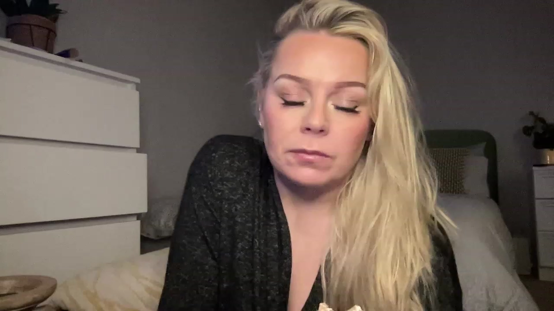 Gallery image thumbnail from LaraLaughs's myfreecams stream on, 02/12/2023, 19:19 image 4 of 20