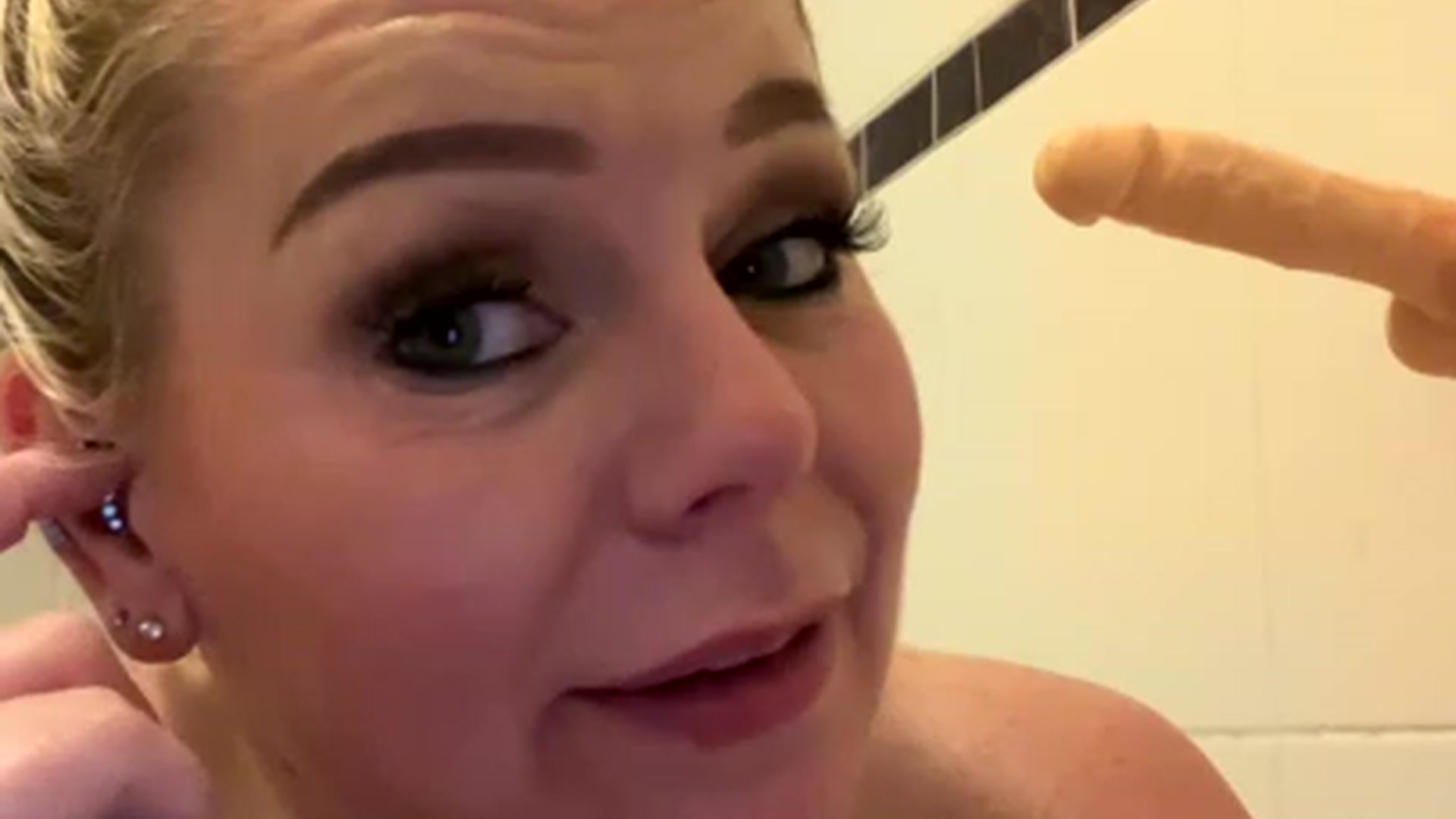 Gallery image thumbnail from LaraLaughs's myfreecams stream on, 02/24/2023, 20:15 image 10 of 20