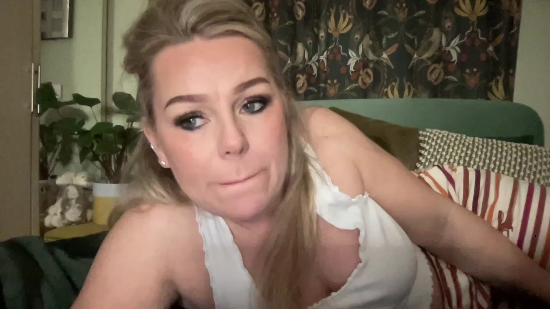 Gallery image thumbnail from LaraLaughs's myfreecams stream on, 04/09/2023, 20:07 image 17 of 20