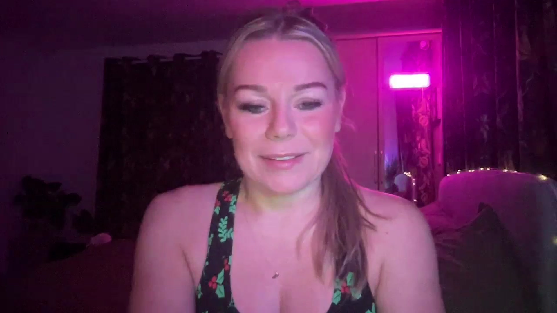 Gallery image thumbnail from LaraLaughs's myfreecams stream on, 12/14/2023, 19:12 image 17 of 20