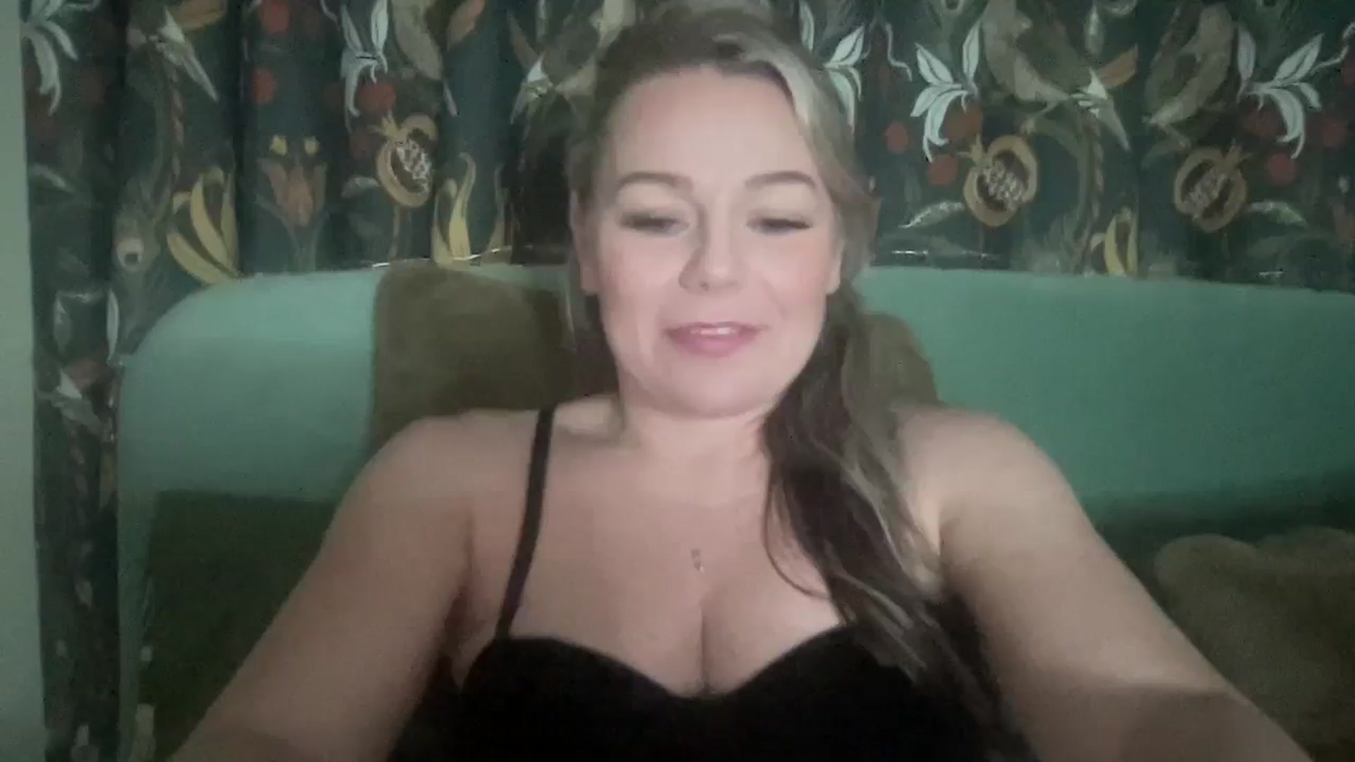 Gallery image thumbnail from LaraLaughs's myfreecams stream on, 12/24/2023, 22:38 image 17 of 20
