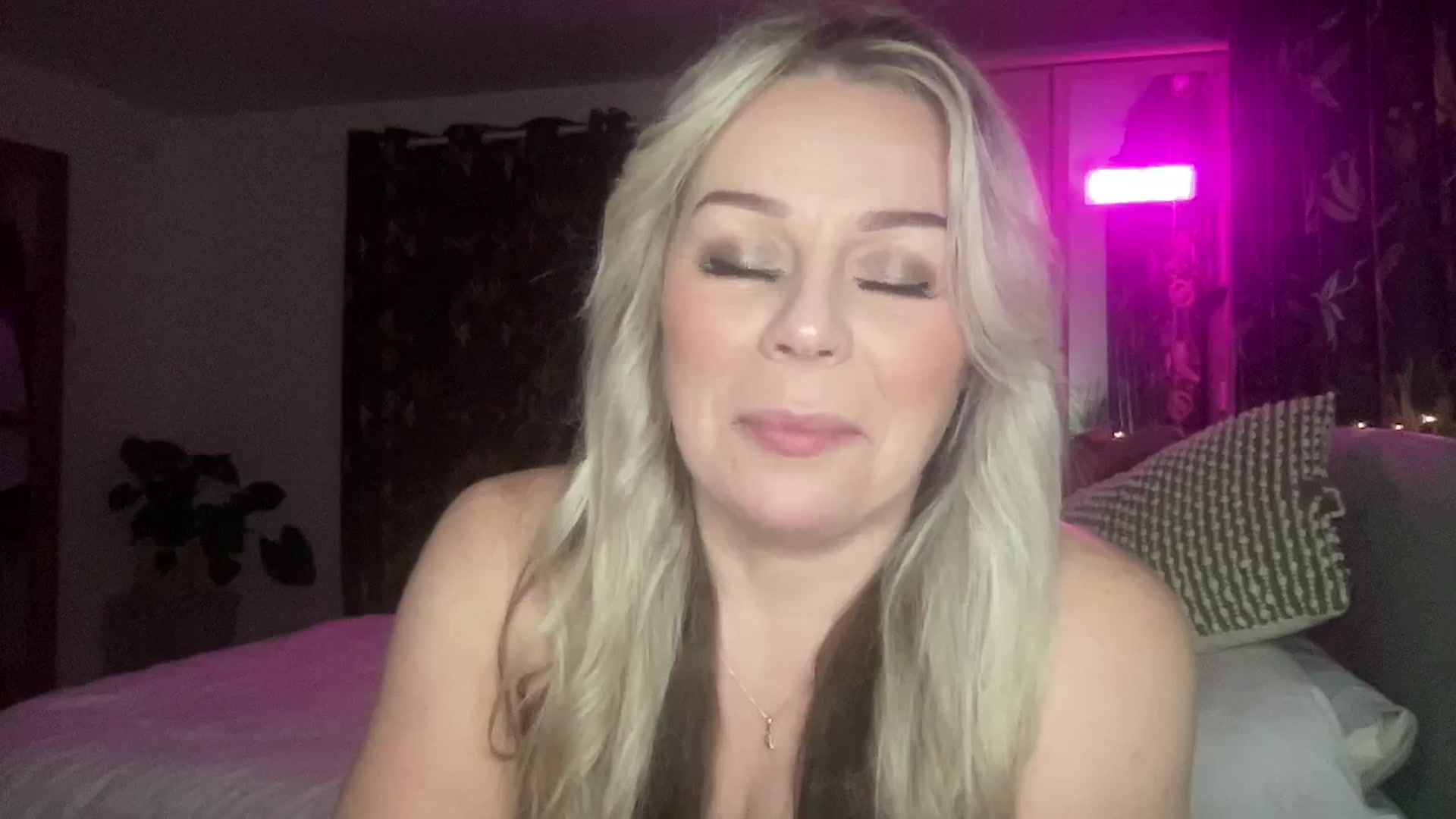 Gallery image thumbnail from LaraLaughs's myfreecams stream on, 12/31/2023, 20:20 image 15 of 20