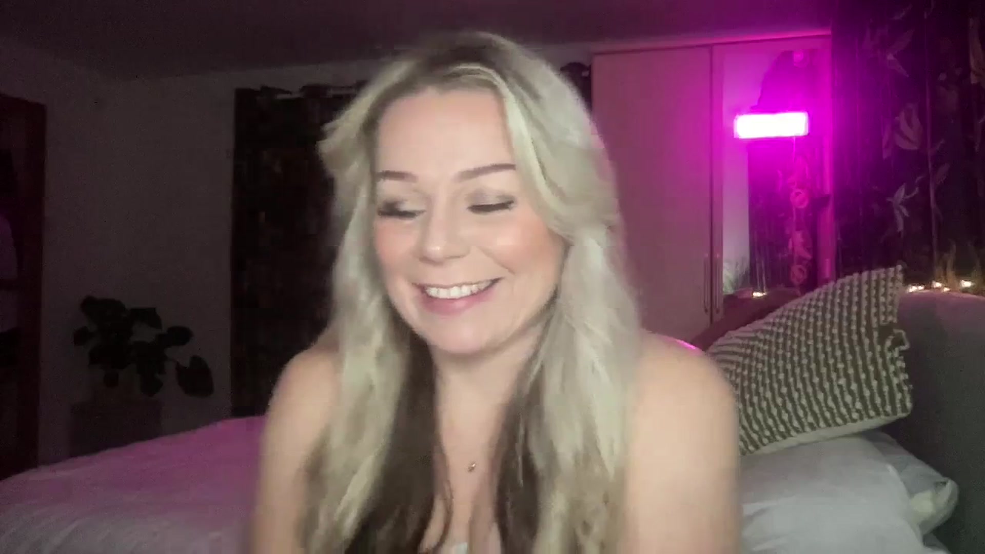 Gallery image thumbnail from LaraLaughs's myfreecams stream on, 12/31/2023, 20:20 image 6 of 20