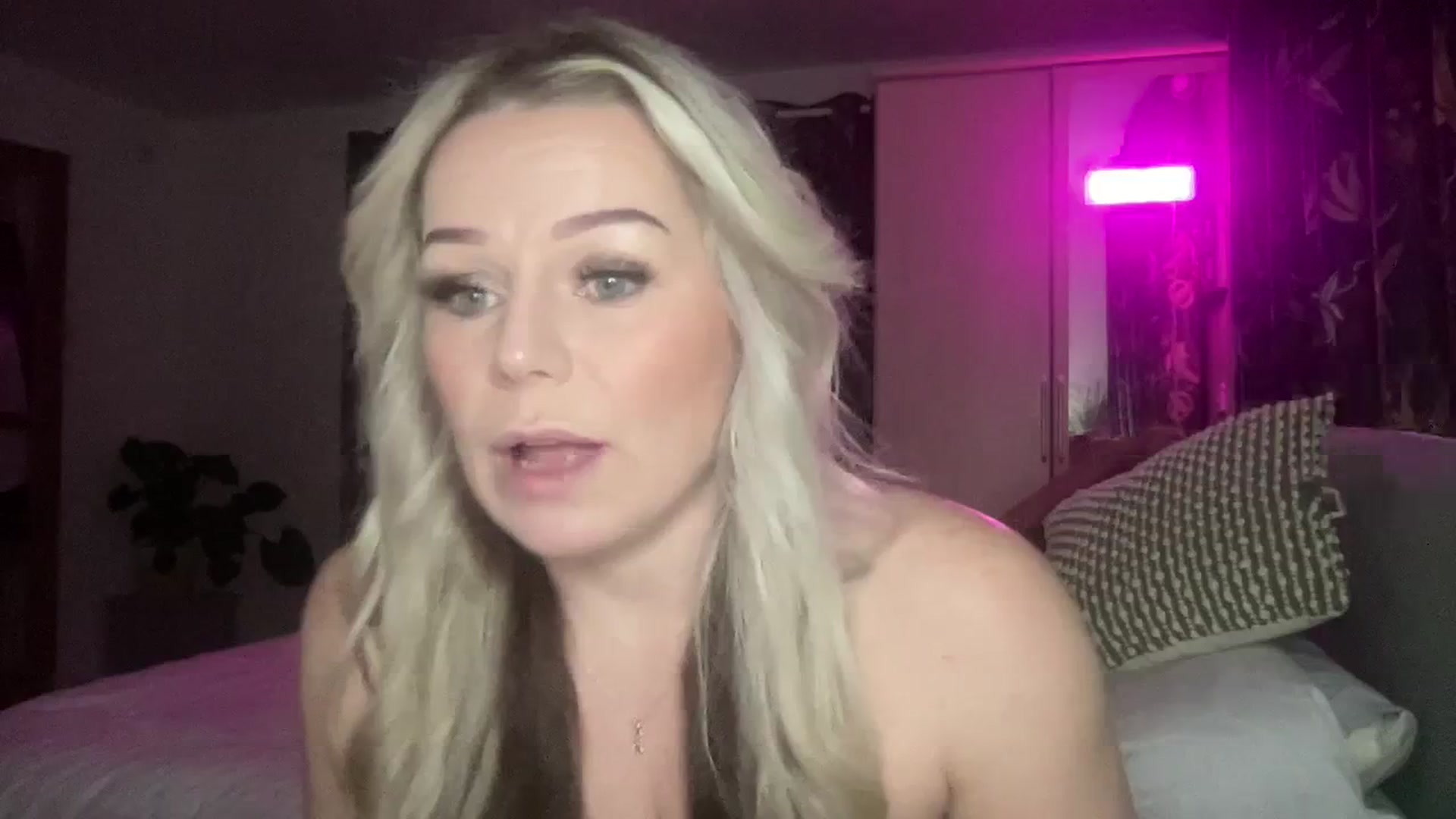 Gallery image thumbnail from LaraLaughs's myfreecams stream on, 12/31/2023, 20:20 image 17 of 20