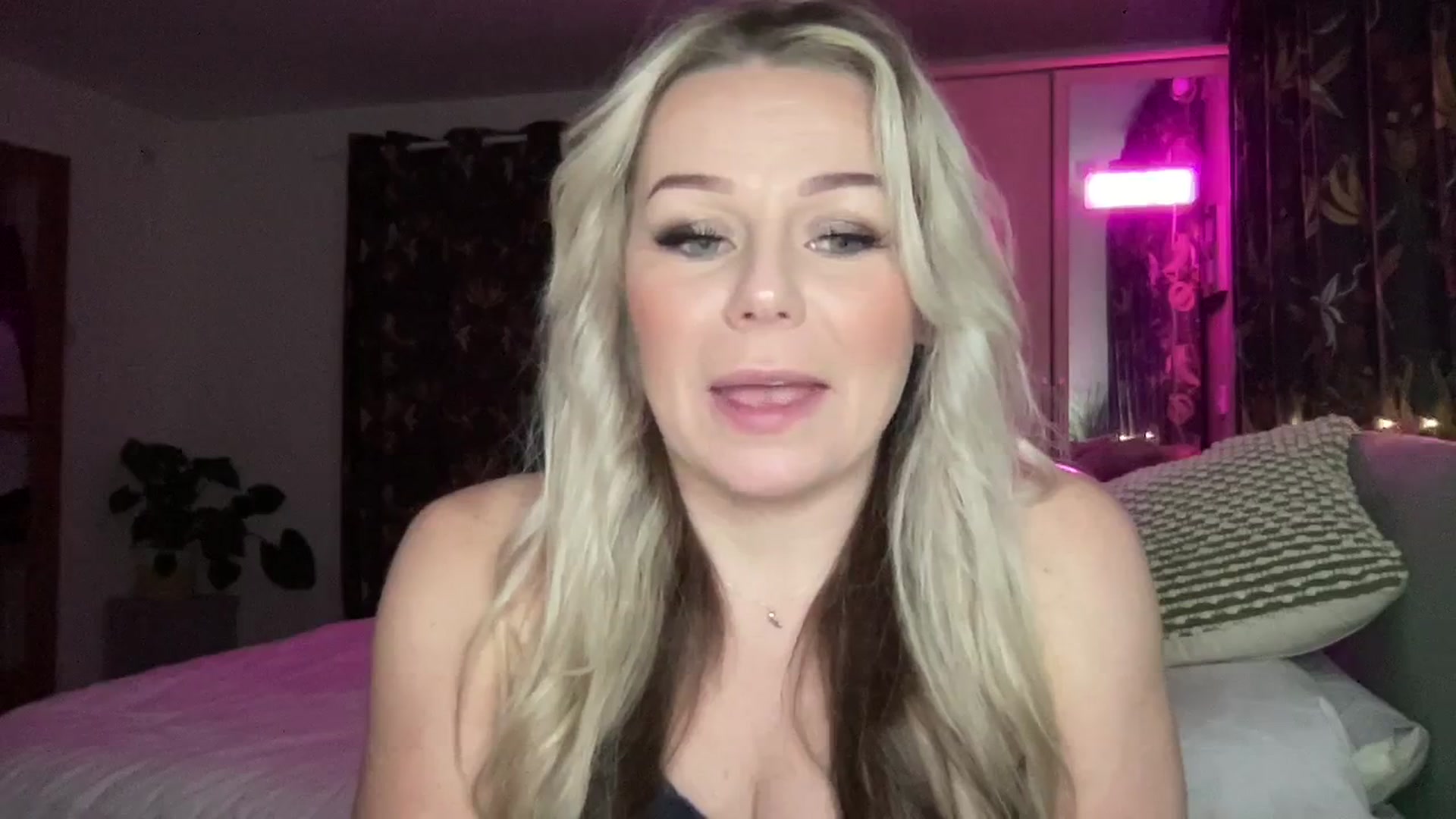 Gallery image thumbnail from LaraLaughs's myfreecams stream on, 12/31/2023, 21:12 image 6 of 20