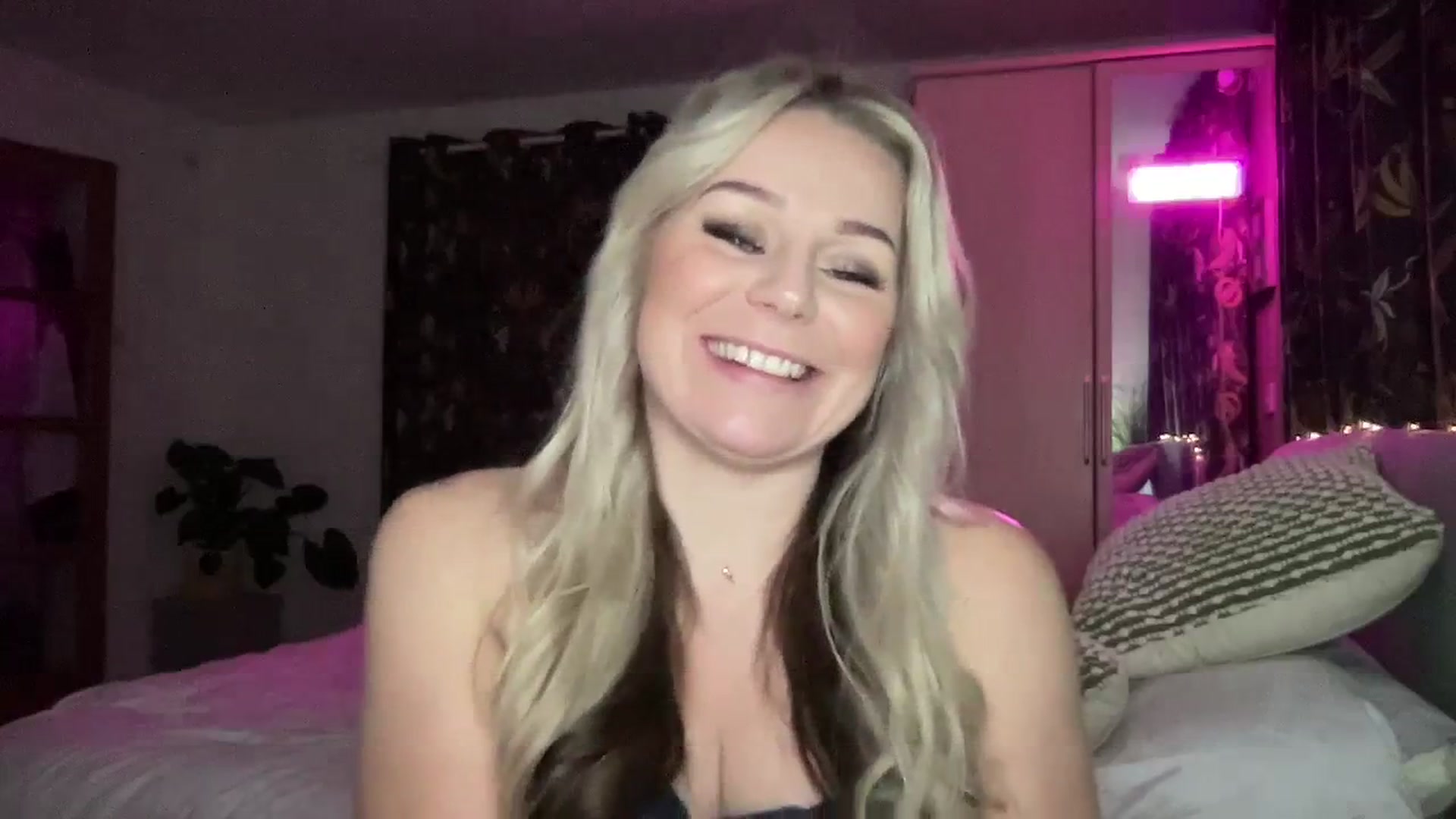 Gallery image thumbnail from LaraLaughs's myfreecams stream on, 12/31/2023, 21:12 image 9 of 20