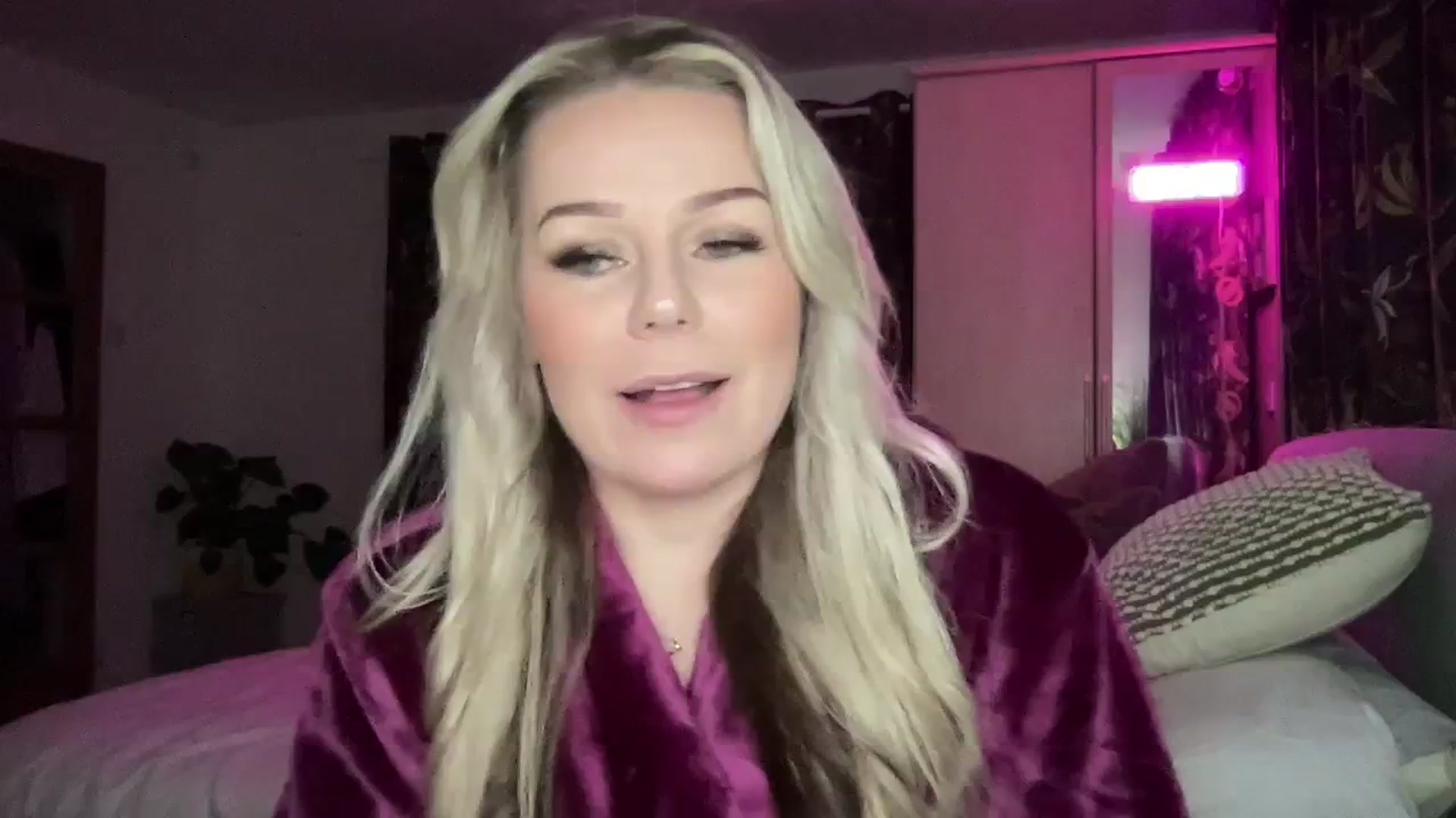 Gallery image thumbnail from LaraLaughs's myfreecams stream on, 12/31/2023, 21:12 image 15 of 20
