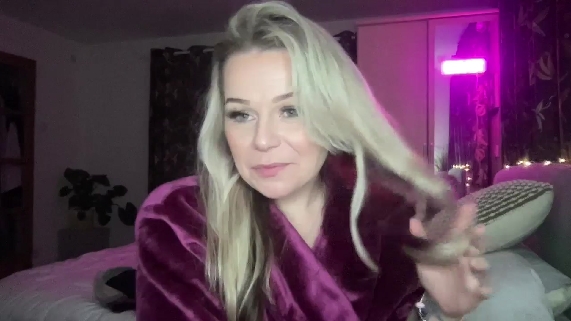 Gallery image thumbnail from LaraLaughs's myfreecams stream on, 01/01/2024, 24:03 image 12 of 20
