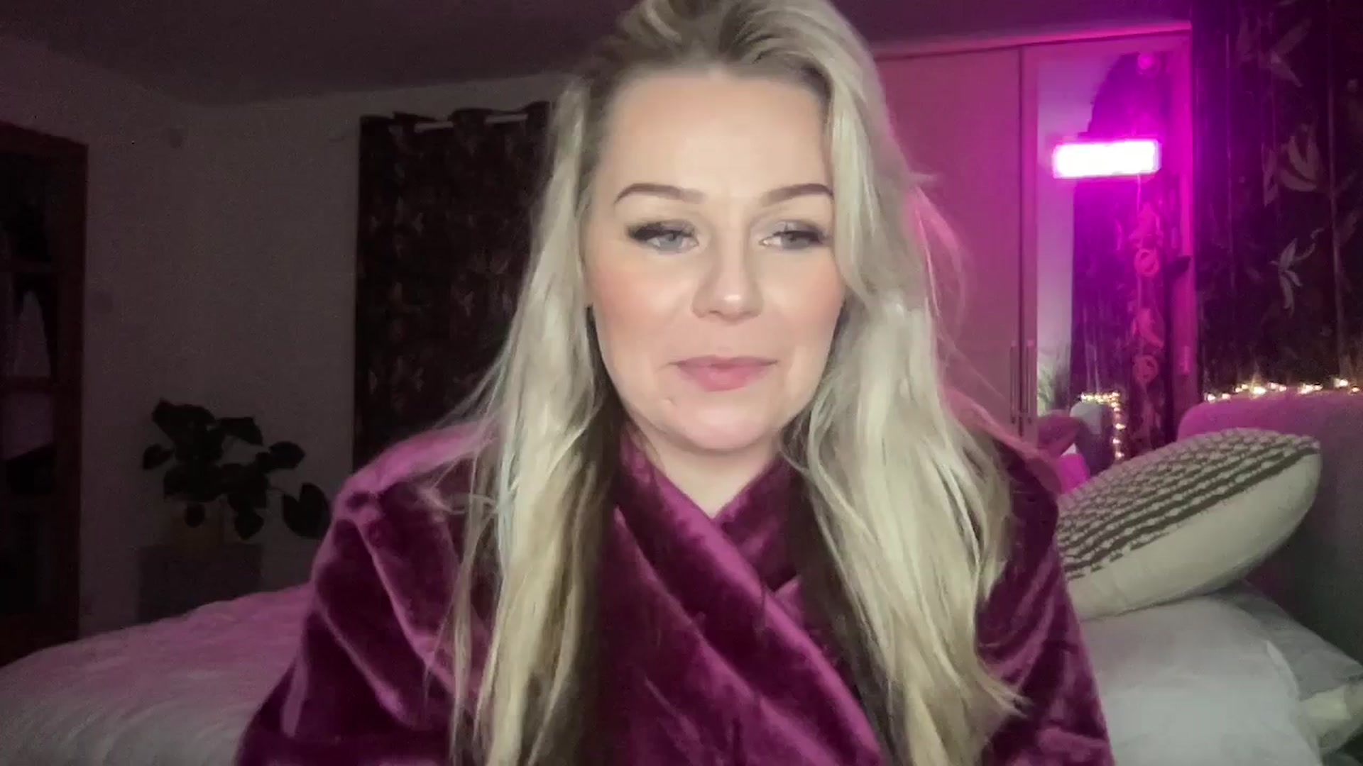 Gallery image thumbnail from LaraLaughs's myfreecams stream on, 01/01/2024, 24:03 image 16 of 20