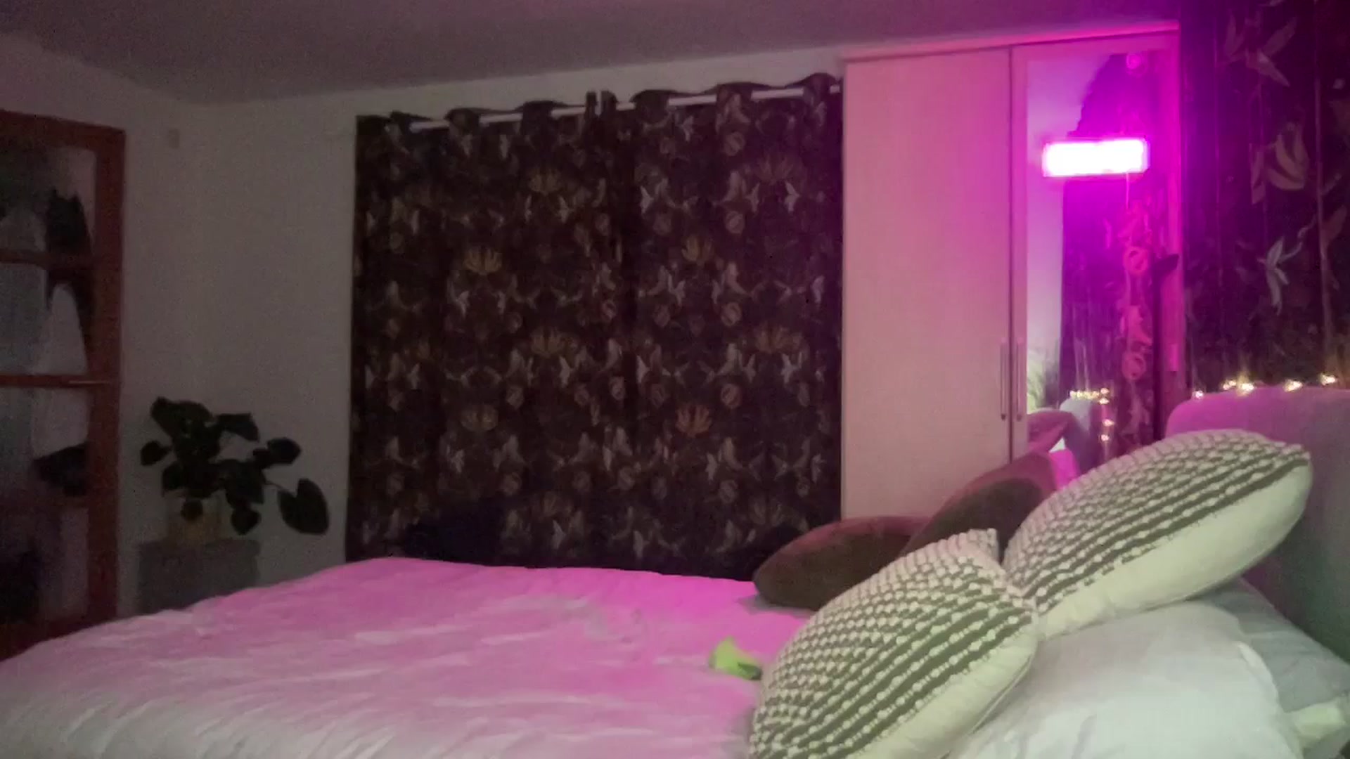 Gallery image thumbnail from LaraLaughs's myfreecams stream on, 01/01/2024, 24:03 image 18 of 20