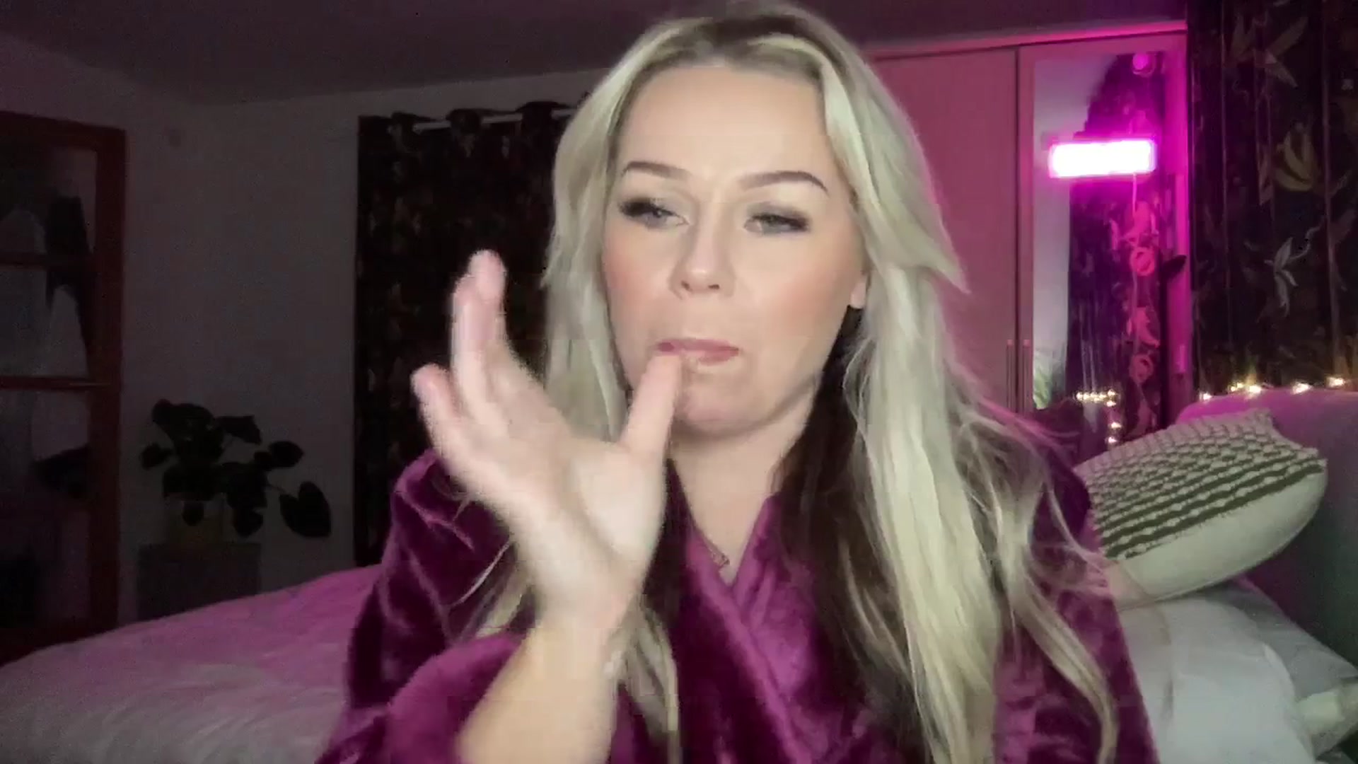 Gallery image thumbnail from LaraLaughs's myfreecams stream on, 01/01/2024, 24:03 image 2 of 20