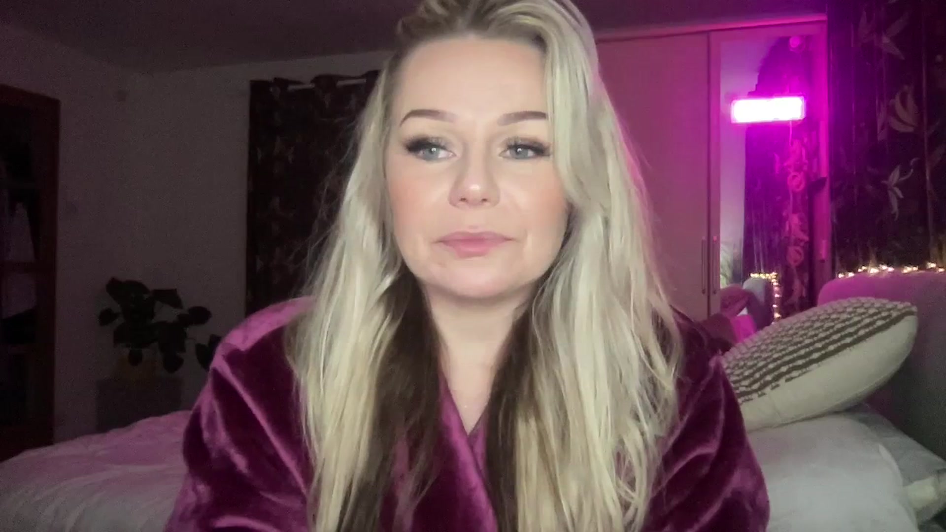 Gallery image thumbnail from LaraLaughs's myfreecams stream on, 01/01/2024, 24:03 image 10 of 20