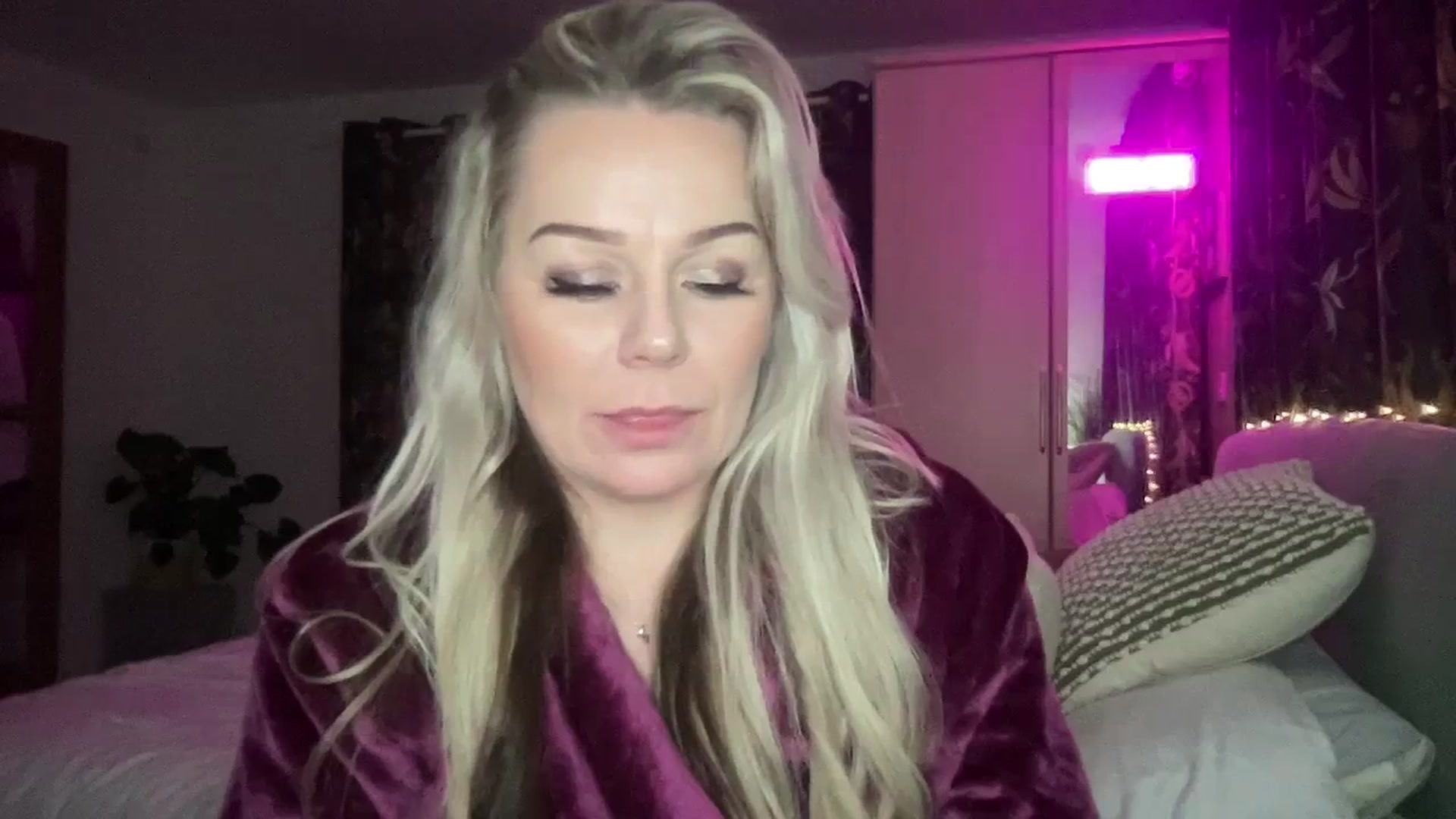 Gallery image thumbnail from LaraLaughs's myfreecams stream on, 01/01/2024, 24:13 image 18 of 20