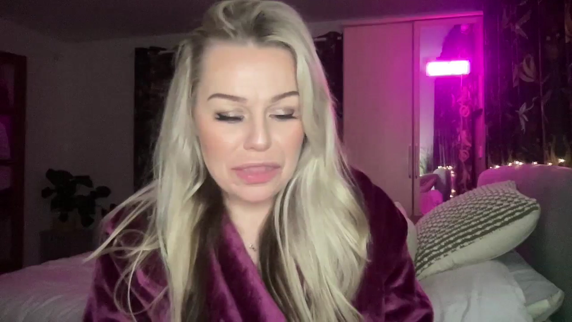 Gallery image thumbnail from LaraLaughs's myfreecams stream on, 01/01/2024, 24:13 image 16 of 20