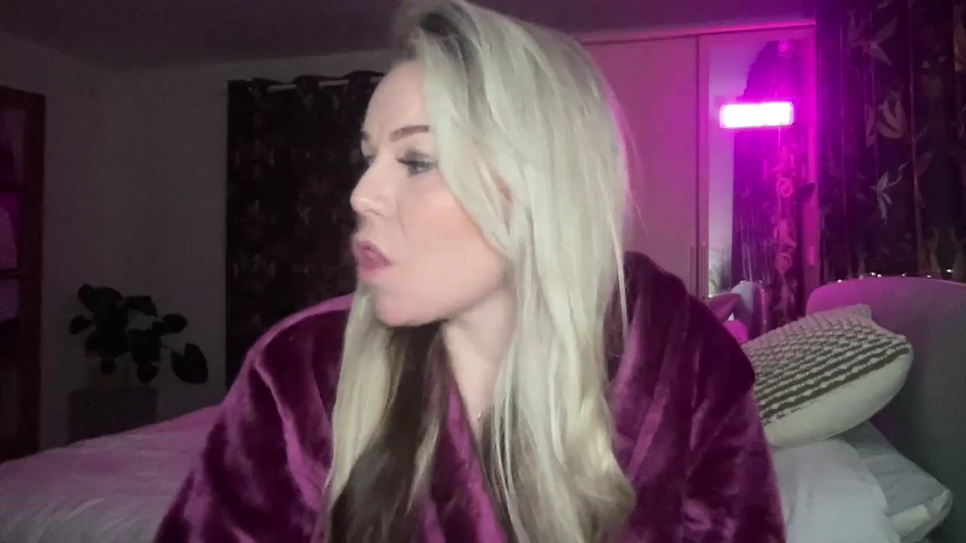 Gallery image thumbnail from LaraLaughs's myfreecams stream on, 01/01/2024, 24:13 image 10 of 20
