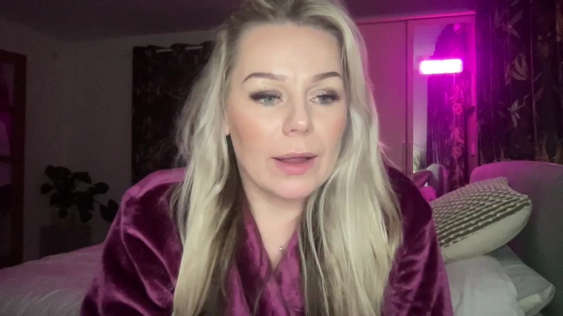 Gallery image thumbnail from LaraLaughs's myfreecams stream on, 01/01/2024, 24:13 image 6 of 20