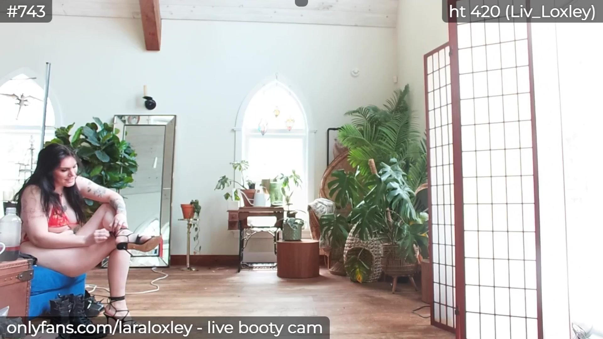 Gallery image thumbnail from LaraLoxley's myfreecams stream on, 05/04/2025, 16:06 image 7 of 20