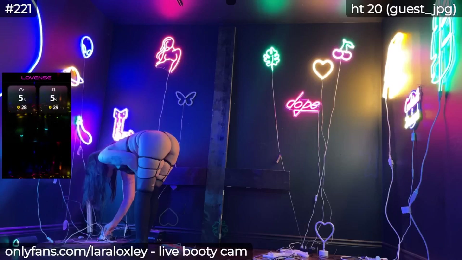 Gallery image thumbnail from LaraLoxley's myfreecams stream on, 05/21/2025, 19:32 image 11 of 20