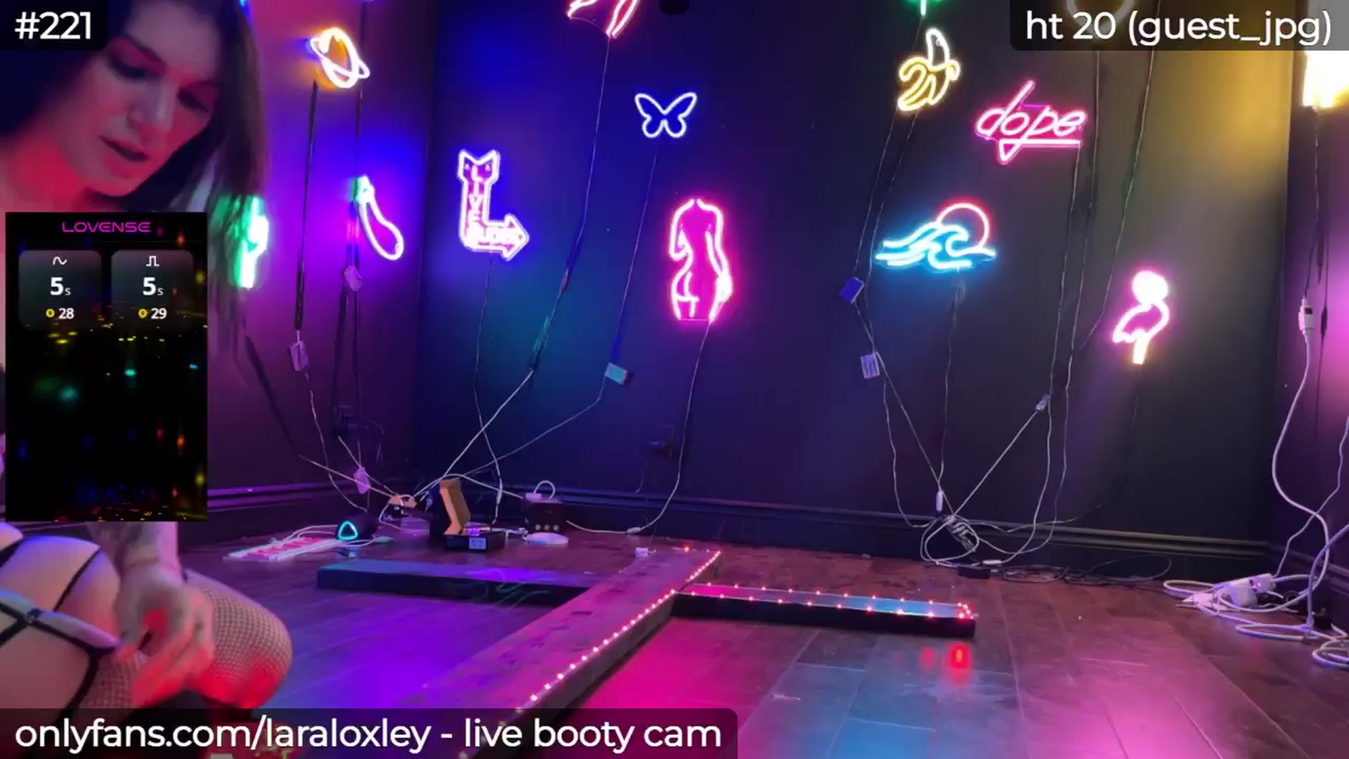 Gallery image thumbnail from LaraLoxley's myfreecams stream on, 05/21/2025, 22:03 image 6 of 20