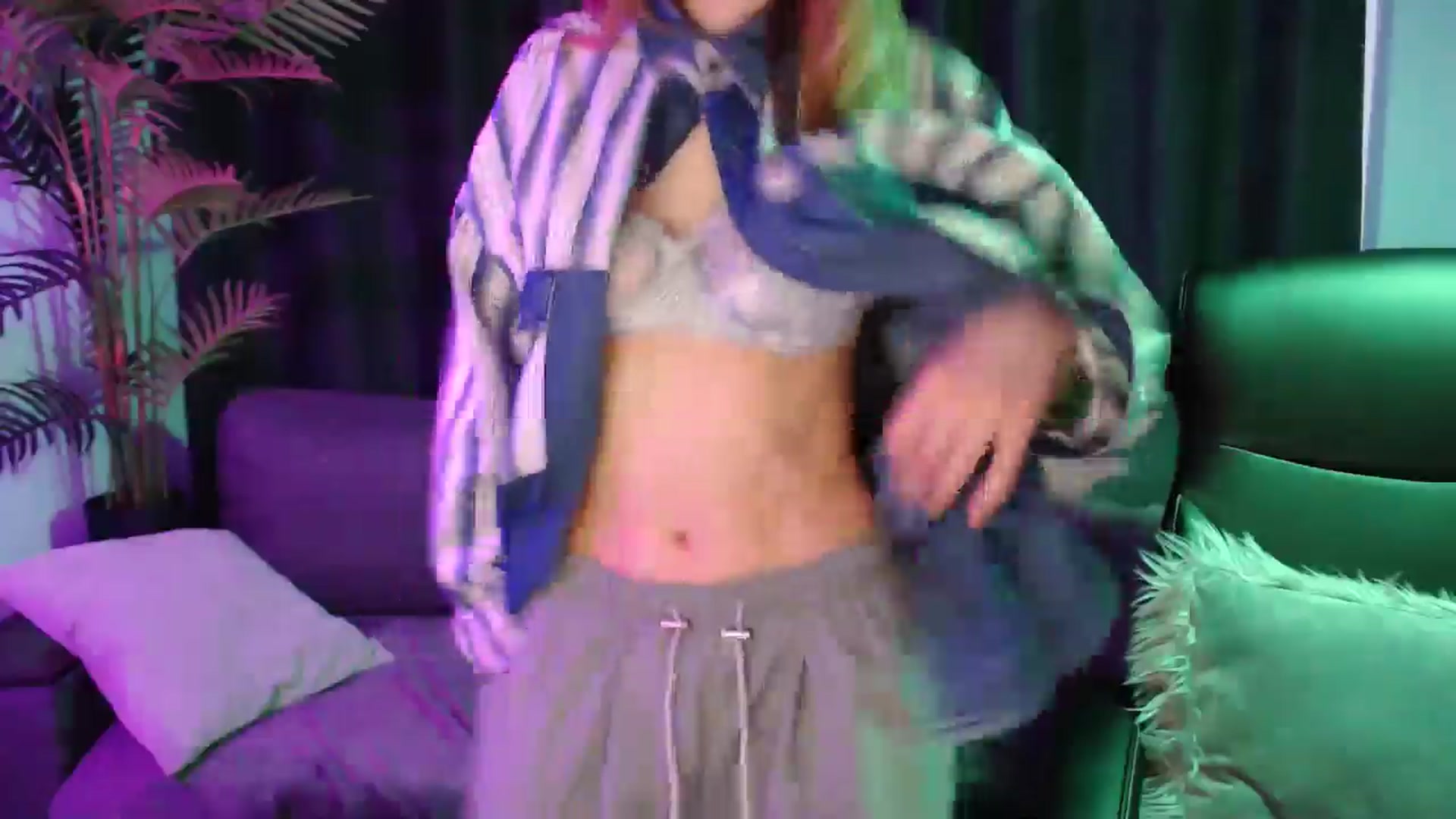 Gallery image thumbnail from LaraMinx's myfreecams stream on, 04/19/2026, 12:17 image 9 of 20