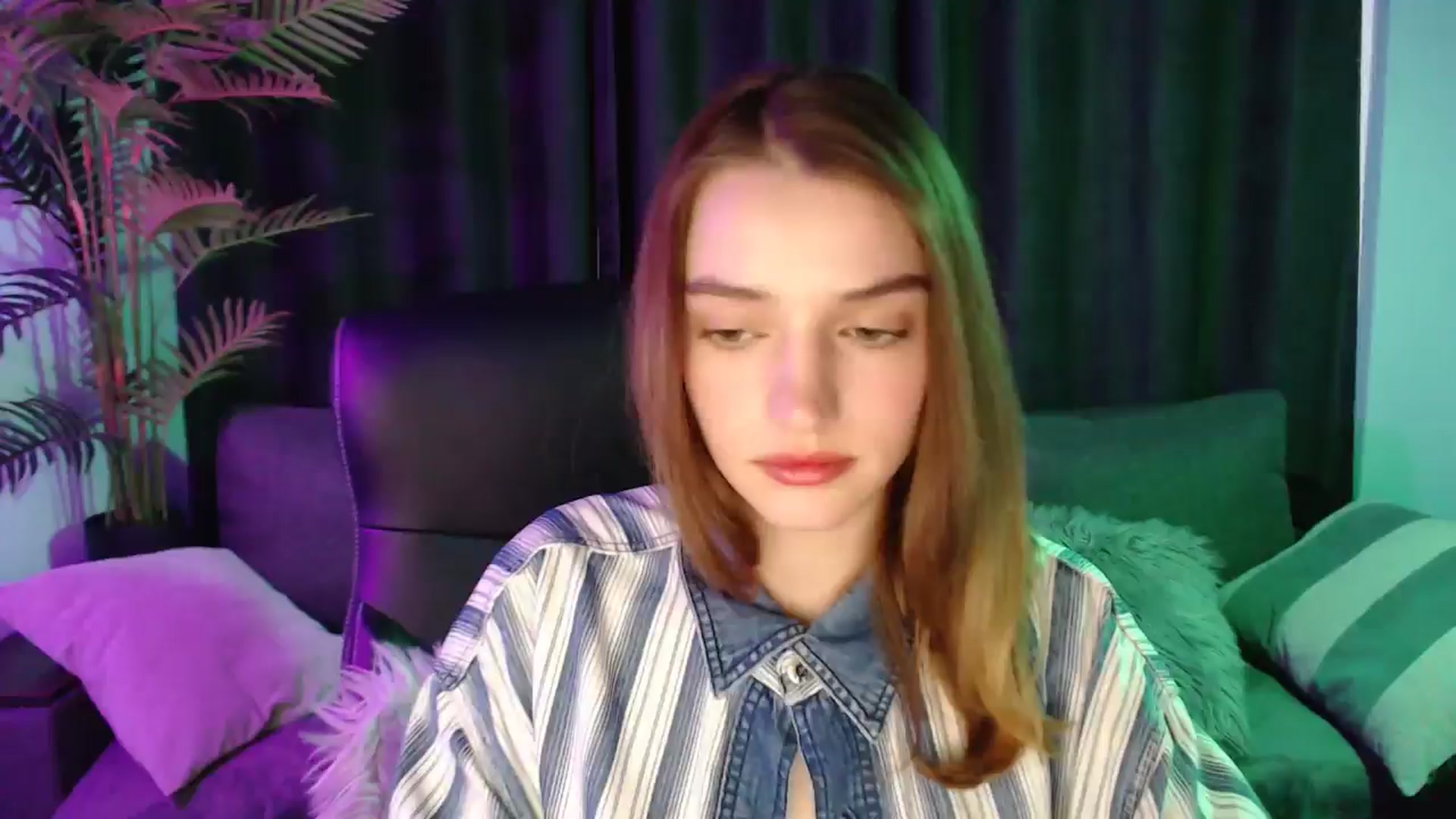 Gallery image thumbnail from LaraMinx's myfreecams stream on, 04/19/2026, 12:17 image 1 of 20