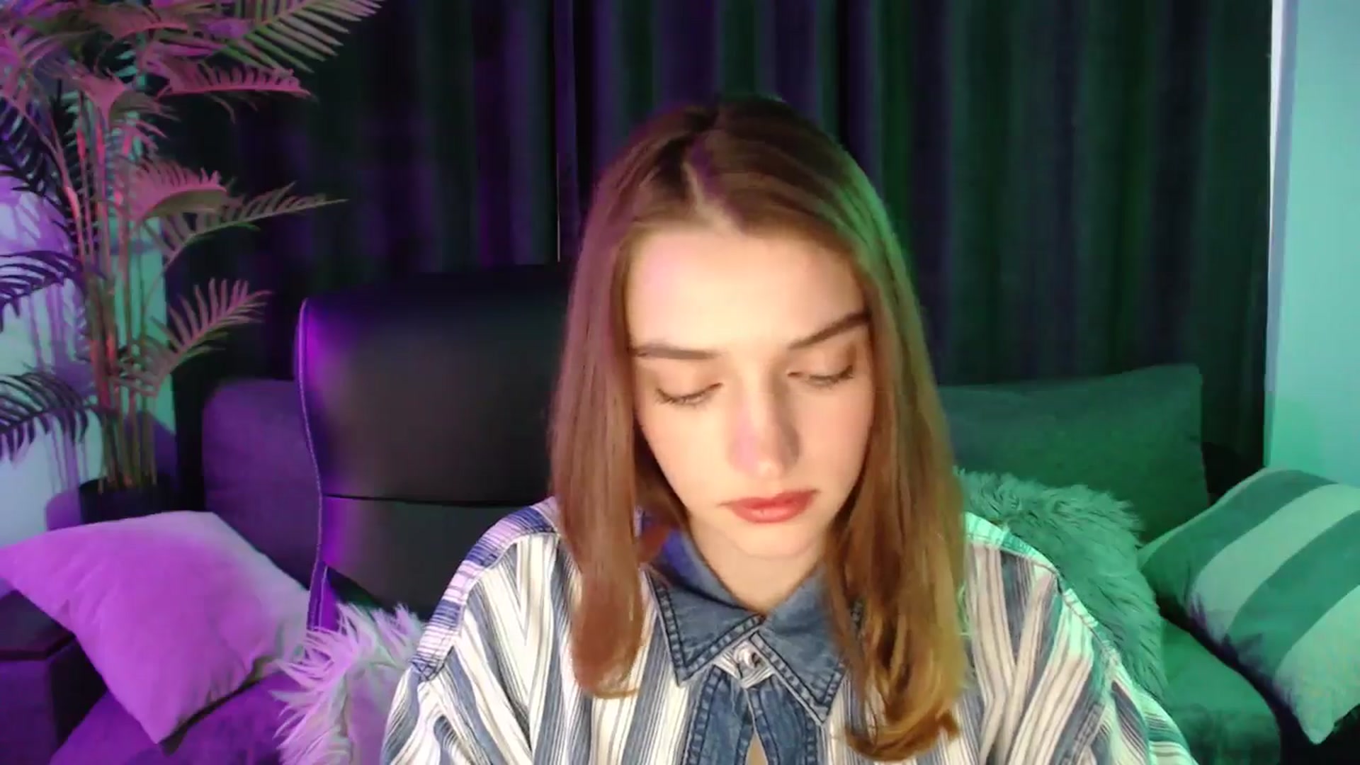 Gallery image thumbnail from LaraMinx's myfreecams stream on, 04/19/2026, 12:17 image 3 of 20