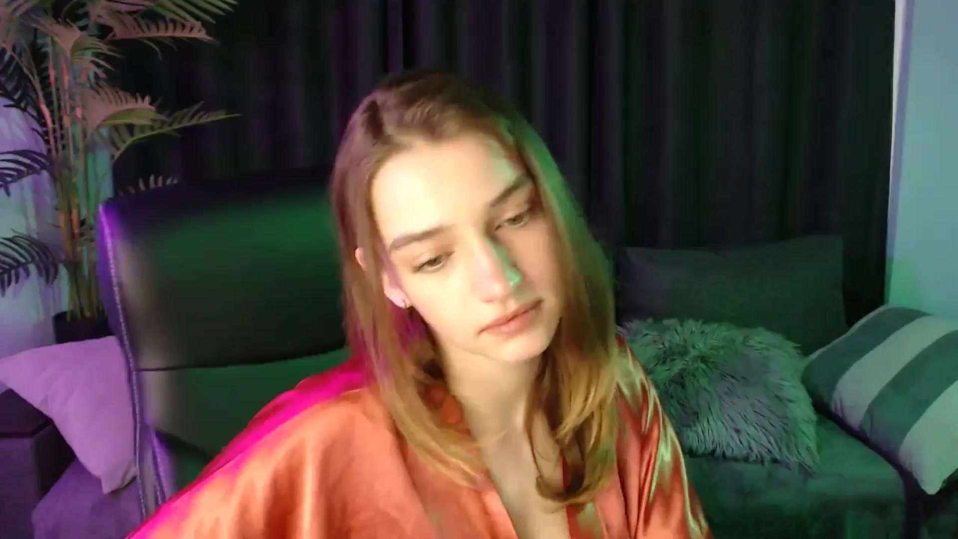 Gallery image thumbnail from LaraMinx's myfreecams stream on, 04/20/2026, 13:14 image 15 of 20