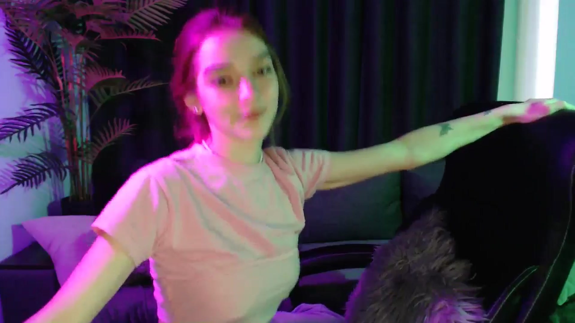 Gallery image thumbnail from LaraMinx's myfreecams stream on, 04/29/2026, 12:35 image 15 of 20