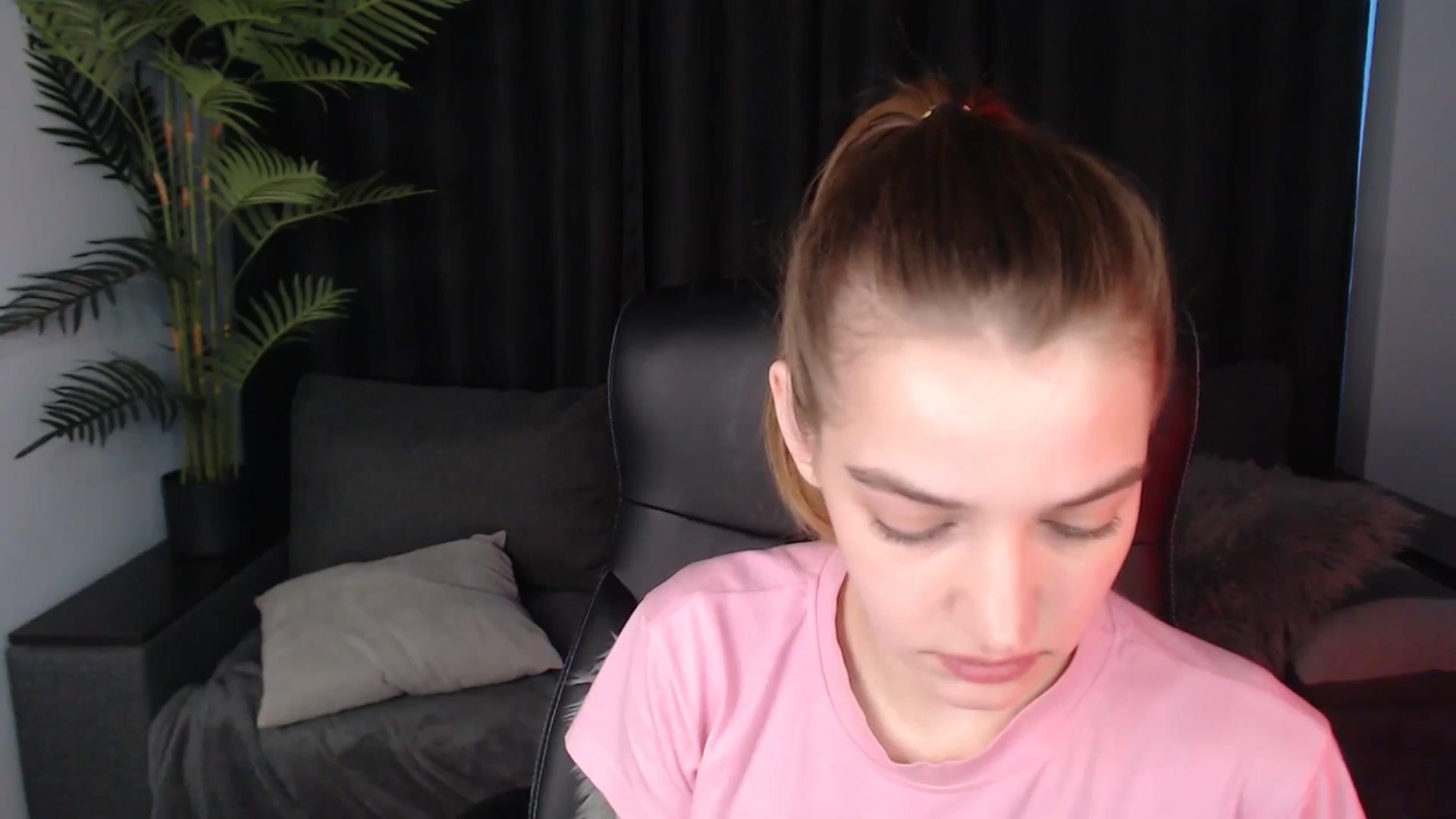 Gallery image thumbnail from LaraMinx's myfreecams stream on, 05/06/2026, 11:24 image 15 of 20