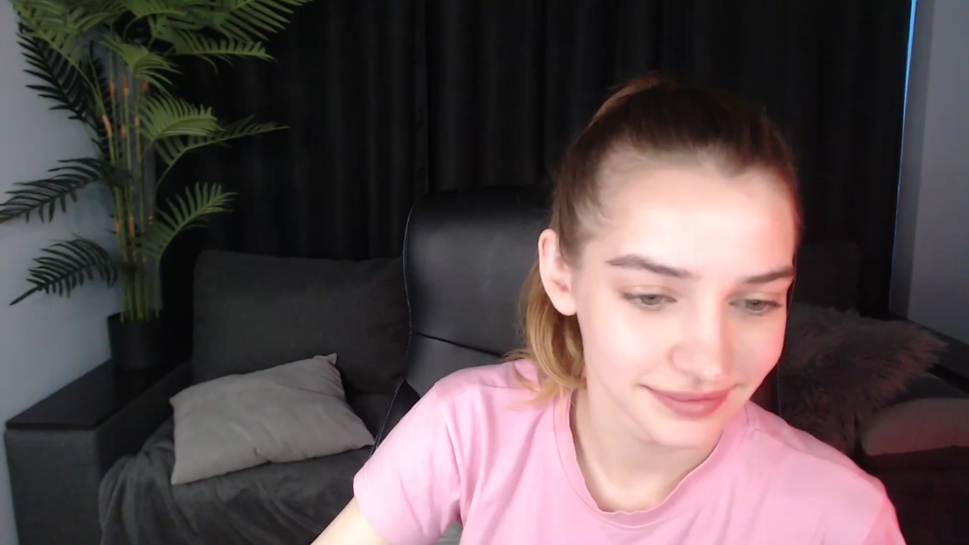 Gallery image thumbnail from LaraMinx's myfreecams stream on, 05/06/2026, 11:24 image 13 of 20