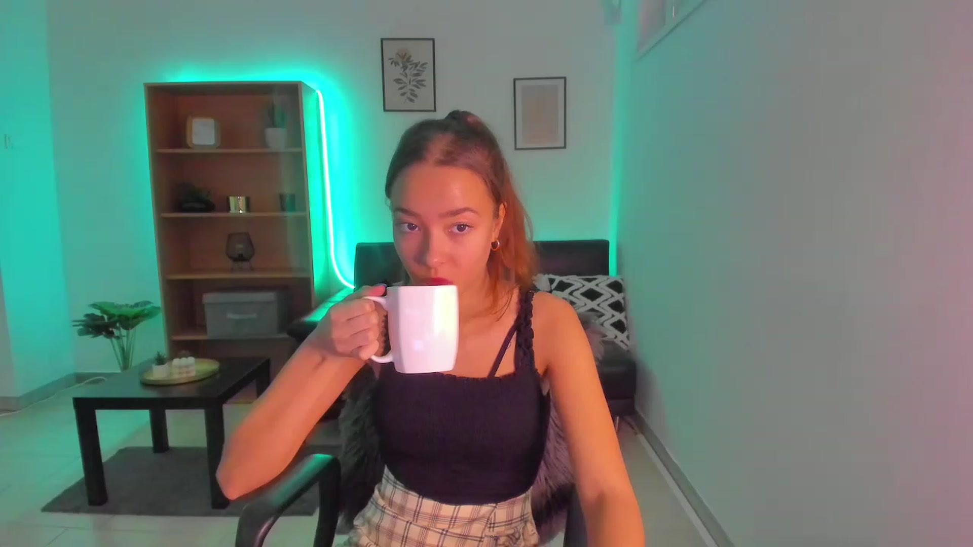 Gallery image thumbnail from Lara_lust18's myfreecams stream on, 02/18/2023, 11:47 image 18 of 20